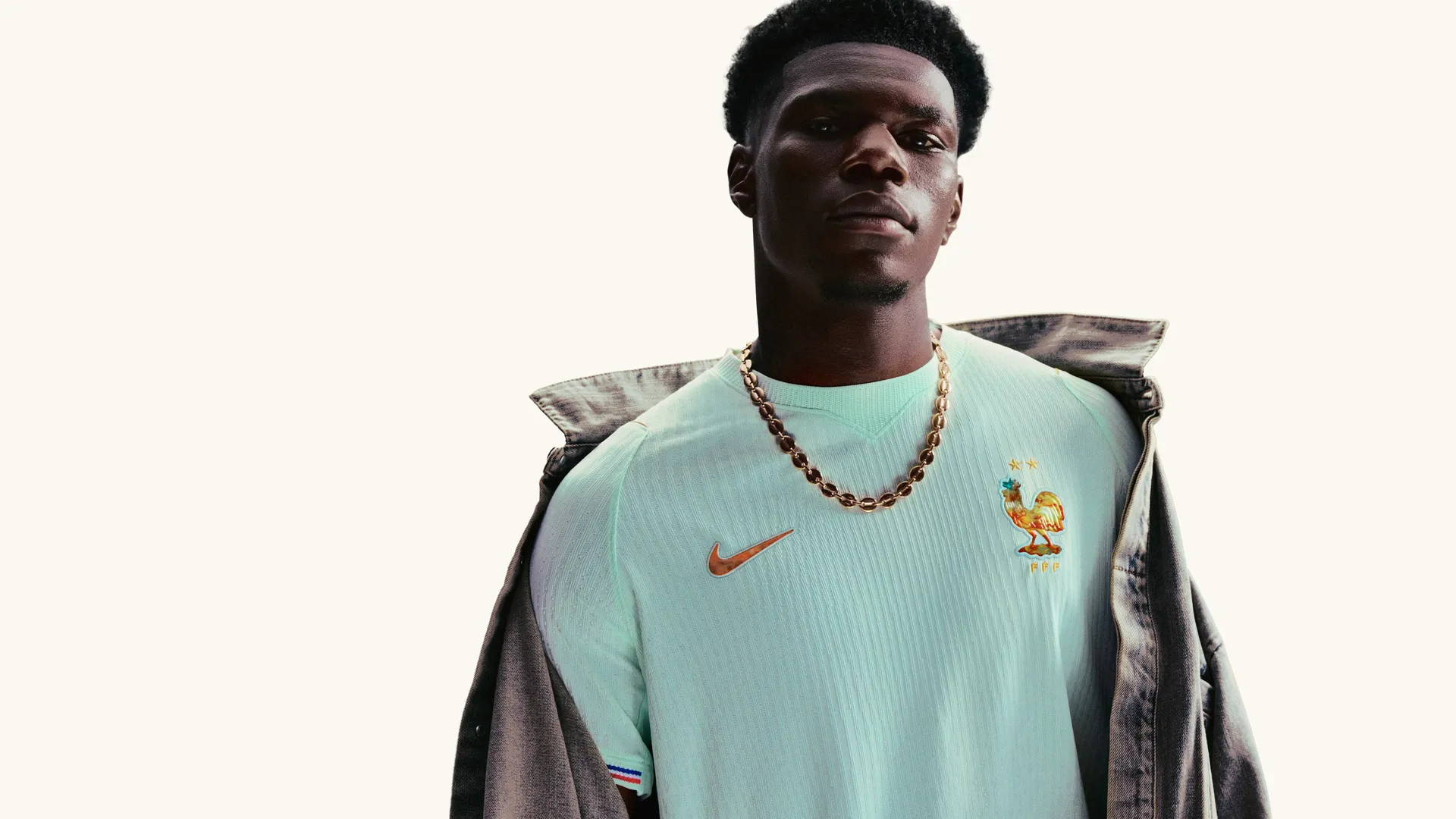 A delegação da França tem um dos uniformes mais bonitos da Copa do Mundo 2026, sendo o primeiro kit com uma estampa de motivos gráficos em tons de azul e o brasão o galo, símbolo de identidade da cultura francesa.
É a segunda camisa deles, que vem em tom brilhante de turquesa, que chama mais atenção, no entanto. É uma peça que certamente vai se destacar na torcida, não acha? 

 #LTKbrasil #LTKfitness #LTKhomens