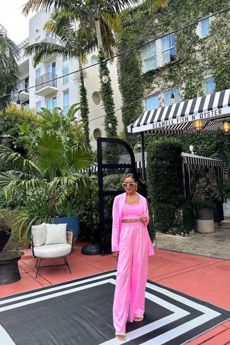 This hot pink mumu set was a must for Miami 🌴🌴💕