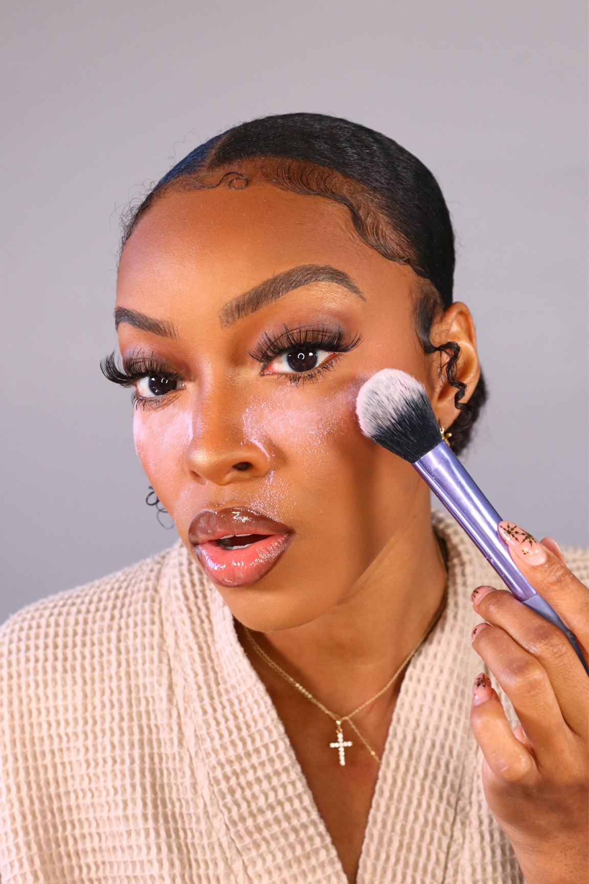 it’s something so satisfying about blending out your makeup 😌 I used my favorite concealer from @lancomeofficial + added the new @hudabeauty blush filter in ‘ube cream’ and set my concealer with the new ‘ube birthday cake’ setting powder!

the blush had a beautiful glow and gave me a natural rosy look which I loved + the setting powder gave me a rosy brightening effect under the eye + the blur was gorgeous! would you try this look? #ubecollection #lavendersettingpowder #purplesettingpowder #hudabeauty