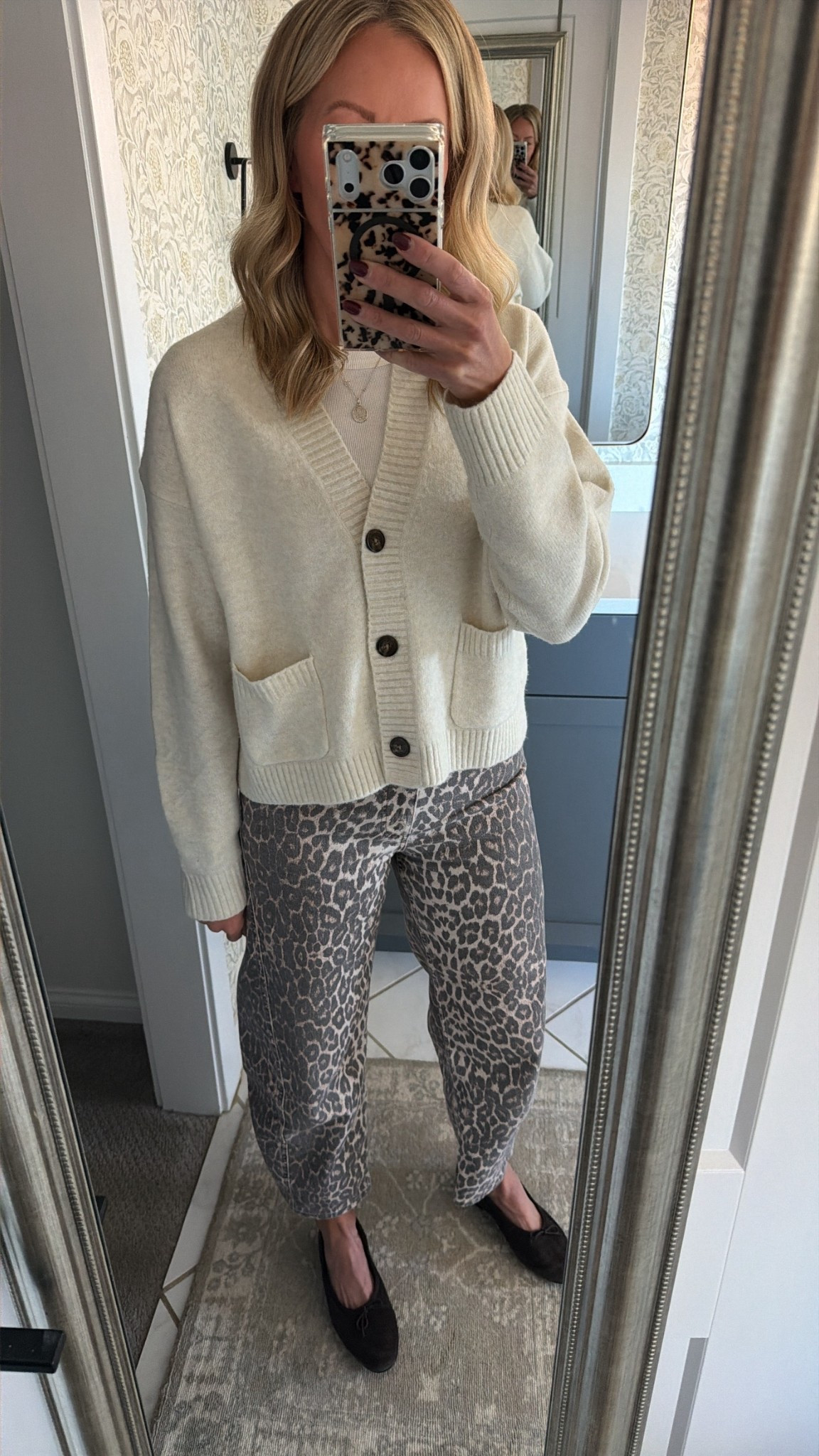 Grabbed this sweater at Uniqlo in a small. Such a great basic to have this fall. 

Pants are Mint Velvet size 6 

Shoes are Madewell size 8.5 (I sized down a half size)

My favorite white tee that comes in a ton of colors (size small) 



