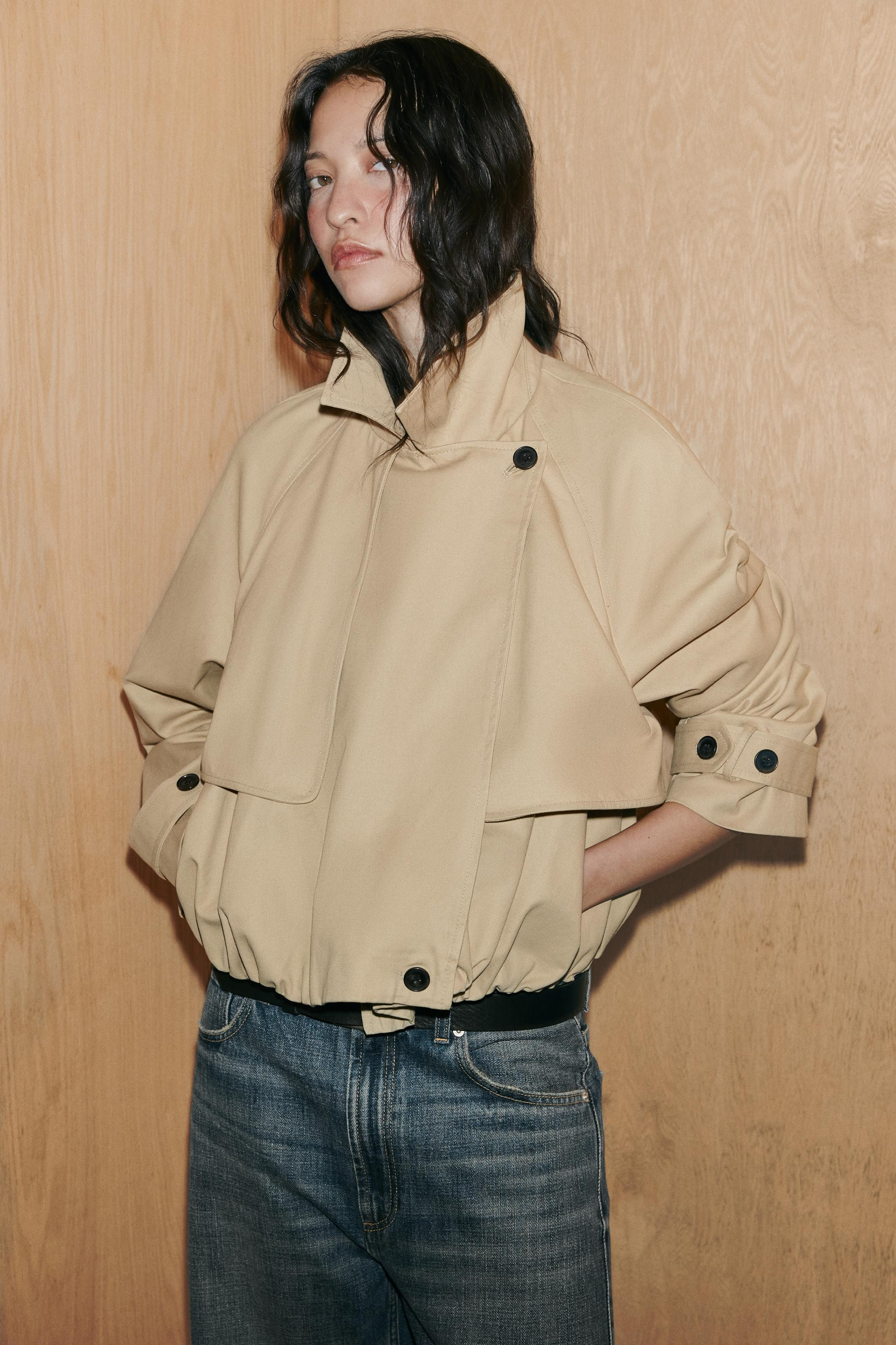 KURZER TRENCHCOAT MIT BALLONEFFEKT | Zara DE