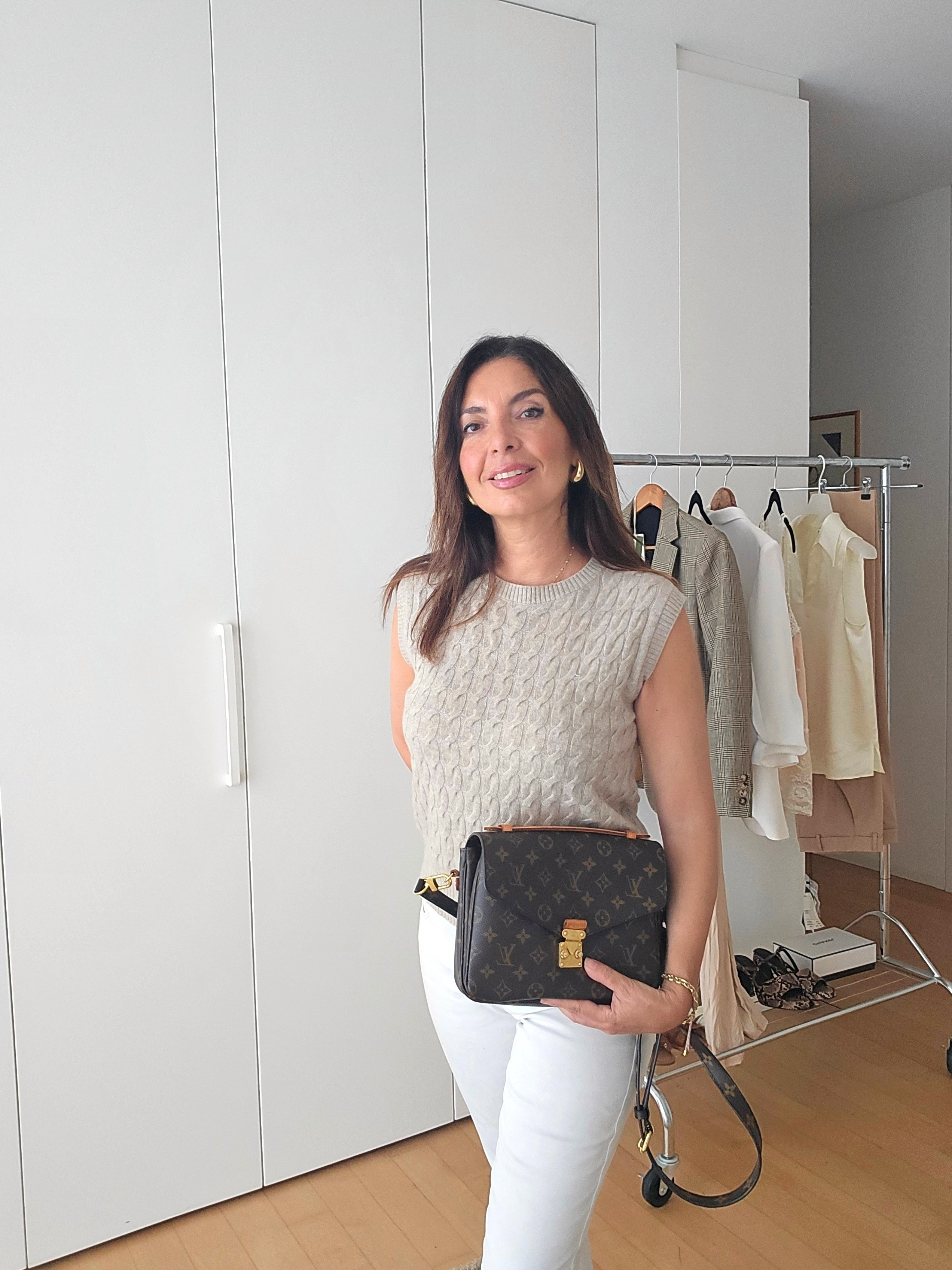 Usa il codice sconto 20Nstyle per ottenere il 20% di sconto su tutto il sito di Lilysilk!Nuove aggiunte per il guardaroba estivo e per il primo autunno! I materiali sono semplicemente favolosi: seta leggera e cashmere morbido, perfetti per ogni occasione. Lilysilk offre una qualità eccezionale che rende ogni outfit unico.Use the discount code 20Nstyle to get 20% off on the entire Lilysilk site!Here are my new additions to my summer and travel wardrobe! The materials are absolutely stunning: lightweight silk and soft cashmere, perfect for any occasion. Lilysilk offers exceptional quality that makes every outfit unique.#FashionLuxury #TravelEssentials #SilkAndCashmere #SummerStyle #WardrobeUpgrade 

#LTKitalia #LTKover50style #LTKworkwear