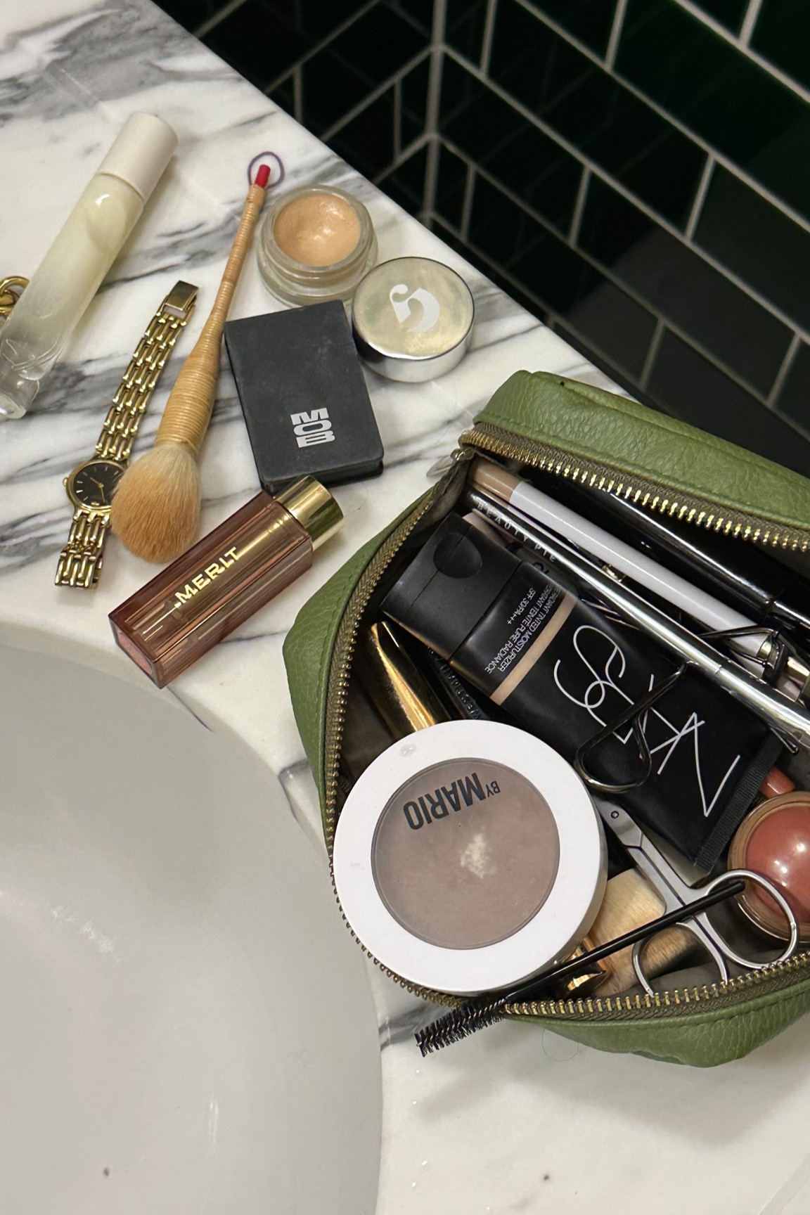 Just me and my frizz getting ready for the day: 

@narsissist Tinted Moisturiser in Alaska
@glossier Stretch Concealer in Light2 
@lisaeldridgemakeup Precision Concealer in 5 (ad - gifted)
@makeupbymario Soft Sculpt Skin Enhancer in Light/Medium 
@hourglasscosmetics Ambient Lighting Palette 
@anastasiabeverlyhills Brow Freeze 
@themobbeauty Cream Eyeshadow in M115
@olehenriksen Pout Preserve in Strawberry Sorbet (ad - gifted)