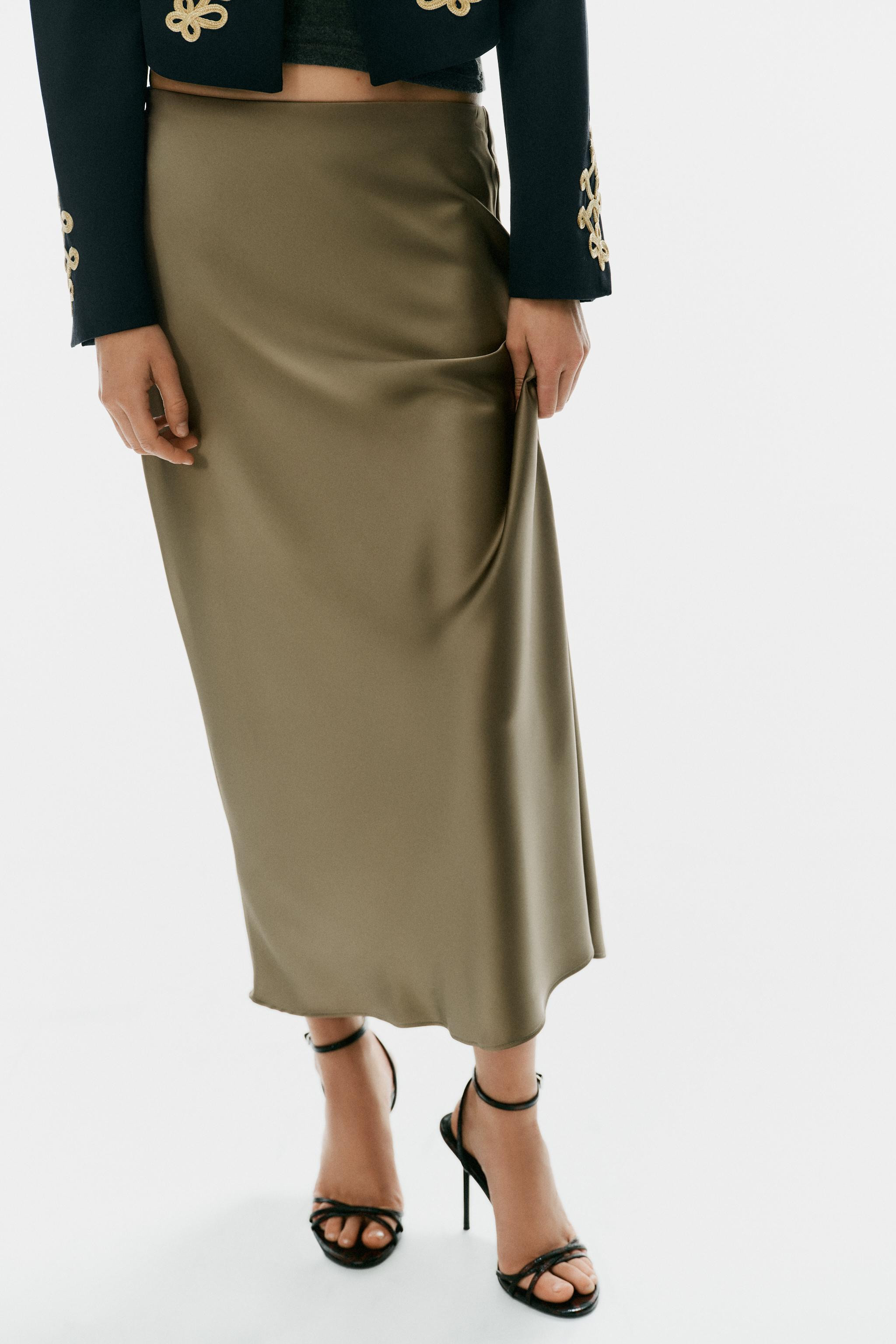 Midi skirt made of satin fabric. High-waisted with an elastic waistband. | Zara US
