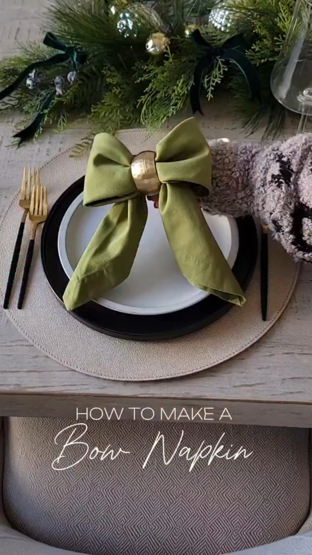 Save this for your next table setup 🎄✨ Bow napkins made easy, using things you probably have at home! 🎄🍽️ 

#christmastablesetting #christmastable #christmasiscoming #foryoupage #holidayspirit🎄