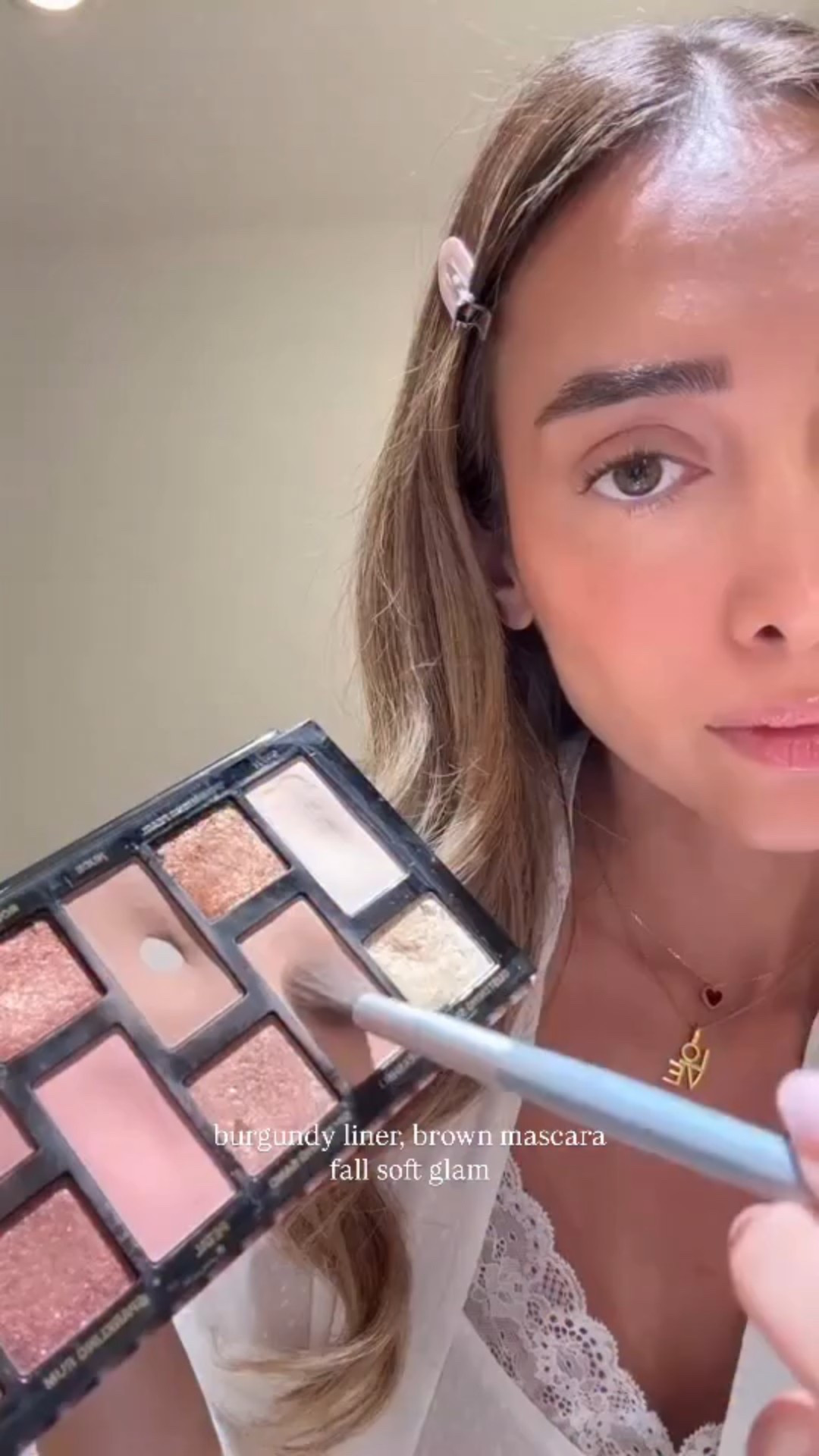 subtle switch for fall, burgundy eyeliner and brown lashes 🤎

makeup products:
- @toofaced eye shadow palette, the natural nudes
- @diorbeauty glow palette 
- @sephora burgundy eyeliner 
- @sephora pro liner brush number 22
- @yslbeauty brown mascara 
- @makeupforever lip liner color endless cocoa 
- @rhode lip tint color espresso 

All the products linked in bio 🔗 

#fallmakeuplooks #fallmakeupideas