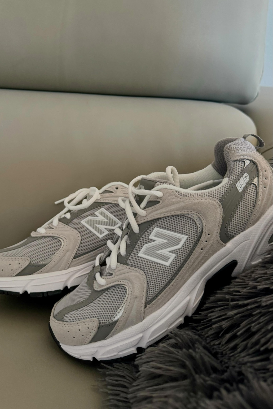 unbox my new new balance 530 🍒👟

what are we thinking, do we love/hate?? side note: I think my favorite color is gray now. 

#newbalance #newbalance530 #sneakeraesthetic #lifestyleblogger #lifestyleinfluencer #fashioninspo #fashionblogger