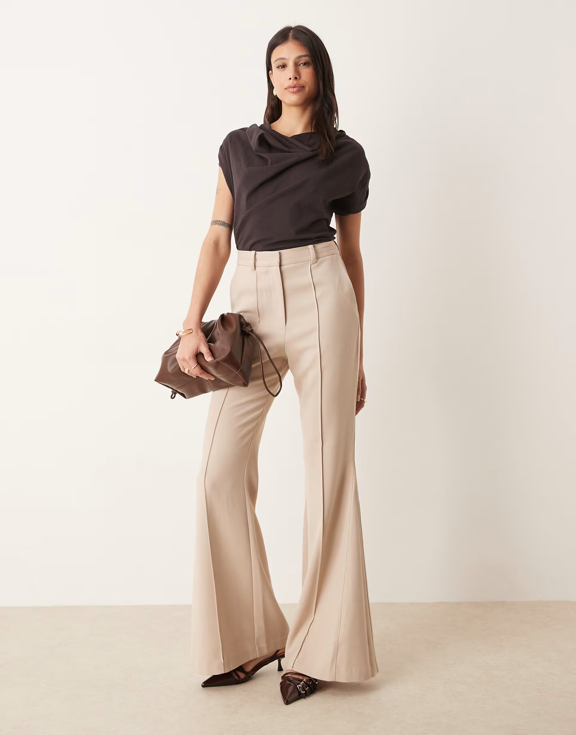 ASOS DESIGN Tall - Supersoepele elegante flare-broek in beige | ASOS (Global)