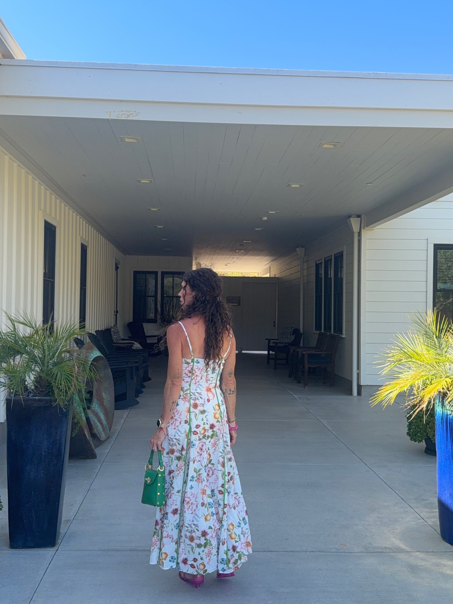 This dress is everything you would want for a brunch, lunch, dinner, winery…list goes on. Love the details. @Commense