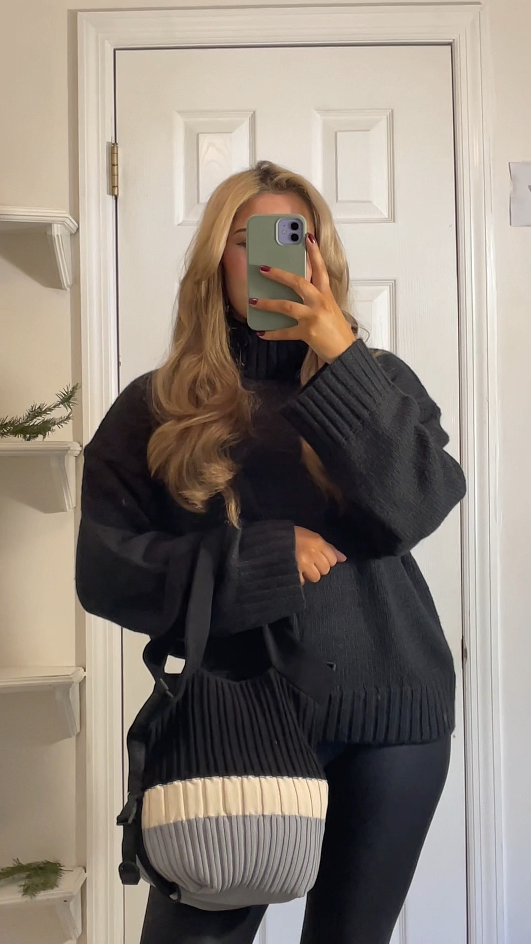 #ad outfit of the day featuring @atacz.club tote bag🖤 This bag makes the perfect gift for a loved one. Stylish and versatile, I also love how much it stretches so that I can fit a bunch of things! @atacz.club is currently having a holiday sale so you can get this tote for up to 50% off along with a handwritten card so make sure to hurry before the new year! 💌👜❤️