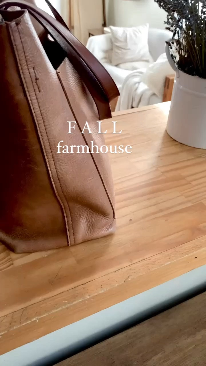 Fall farmhouse feeling 🍂 

Living Room 
Fall Decor 

#fall #farmhouse

#LTKFamily #LTKSeasonal #LTKHome