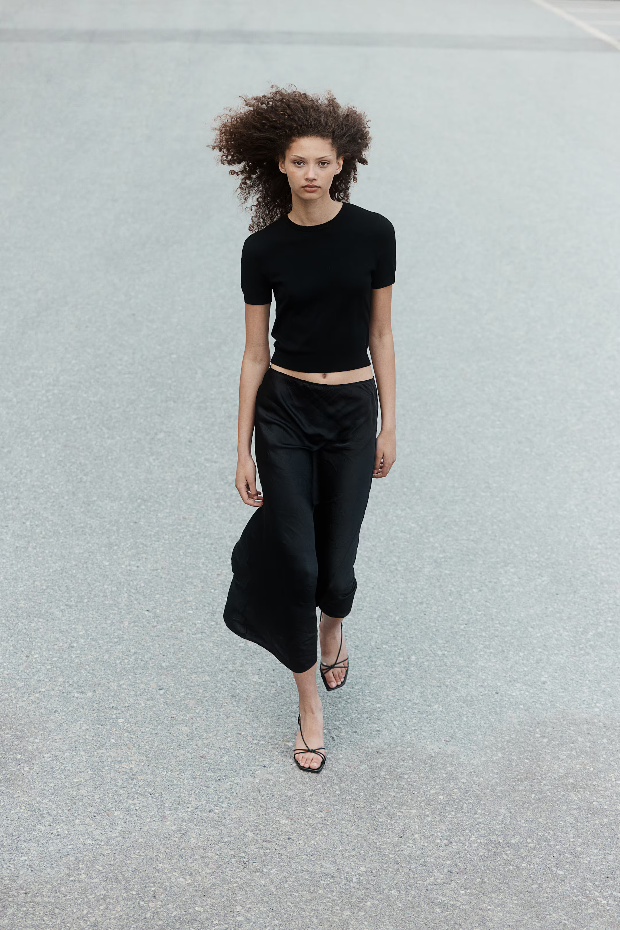 Maxifalda en satén arrugado - Cintura estándar - Largo - Negro - MUJER | H&M ES | H&M (FR, IT, ES, PT, BE)