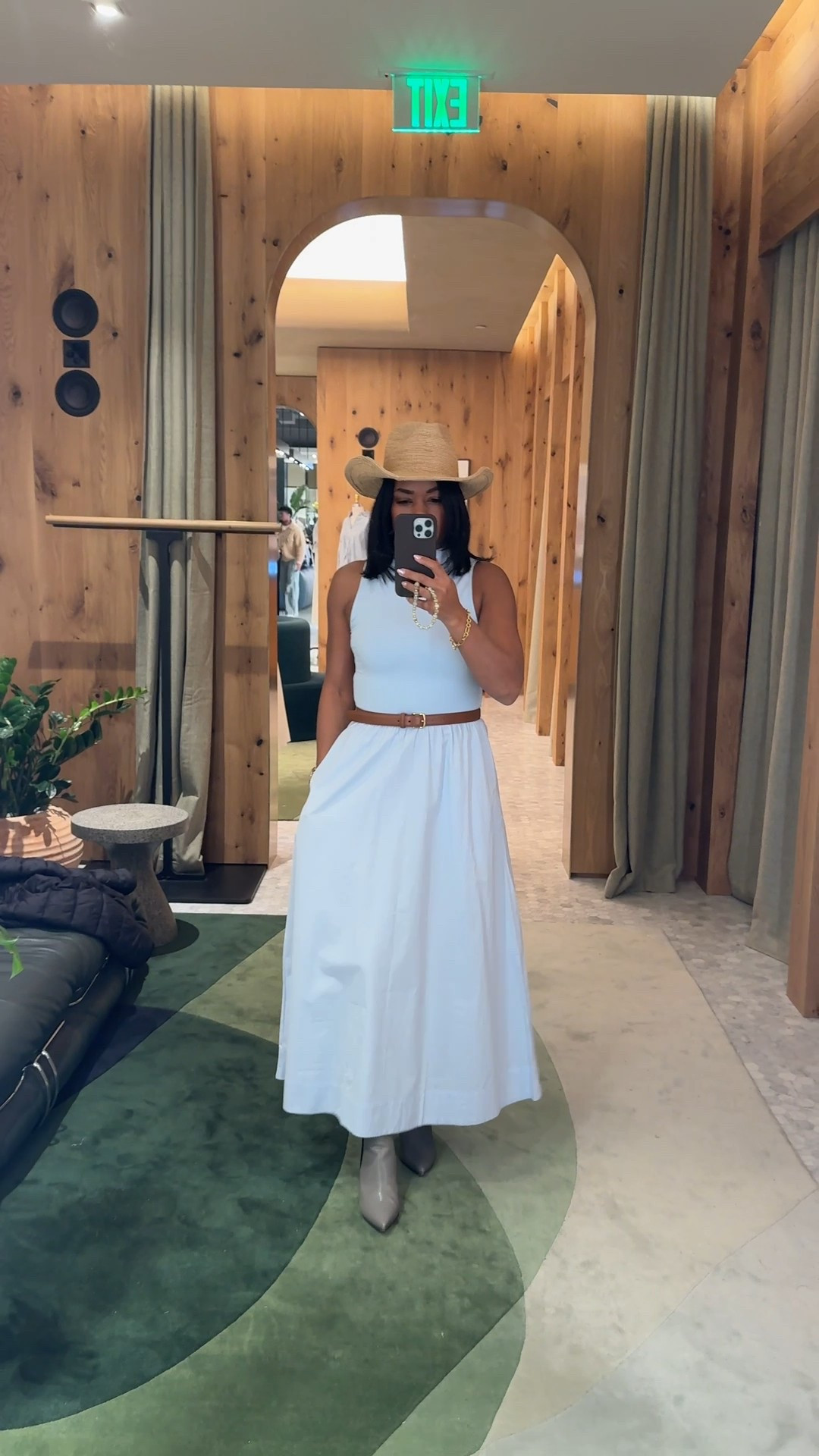 Love how the hat and the belt brought this look together  