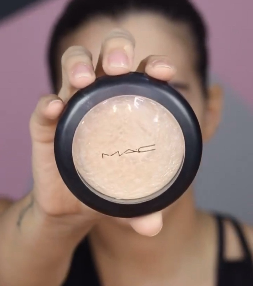 Meu iluminador favorito da @maccosmeticsbrasil (Vende no site ou loja física da MAC e também no site da @sephorabrasil ),
o nome da cor é a 👉Doublegleam, pra mim é a marlinda e maravilhosa de todas as cores!!.

#LTKCyberWeek #LTKbeauty #LTKbrasil