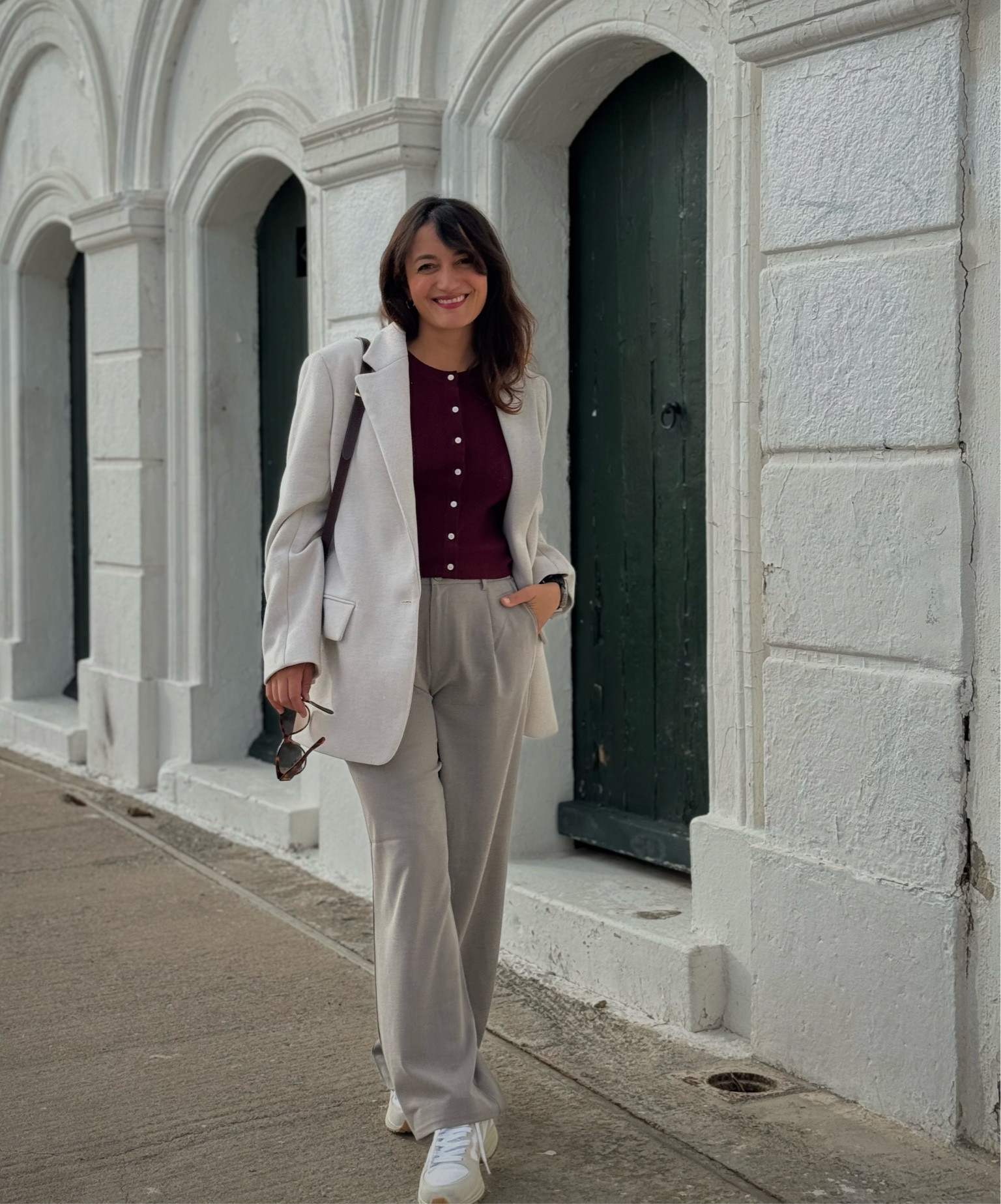 Look bordeaux et crème, must-have des tendances de cet automne. Un blazer en laine blanc crème, un cardigan bordeaux, un pantalon beige et des sneackers, le look parfait pour aller se balader  


#LTKmidsize #LTKeurope #LTKstyletip