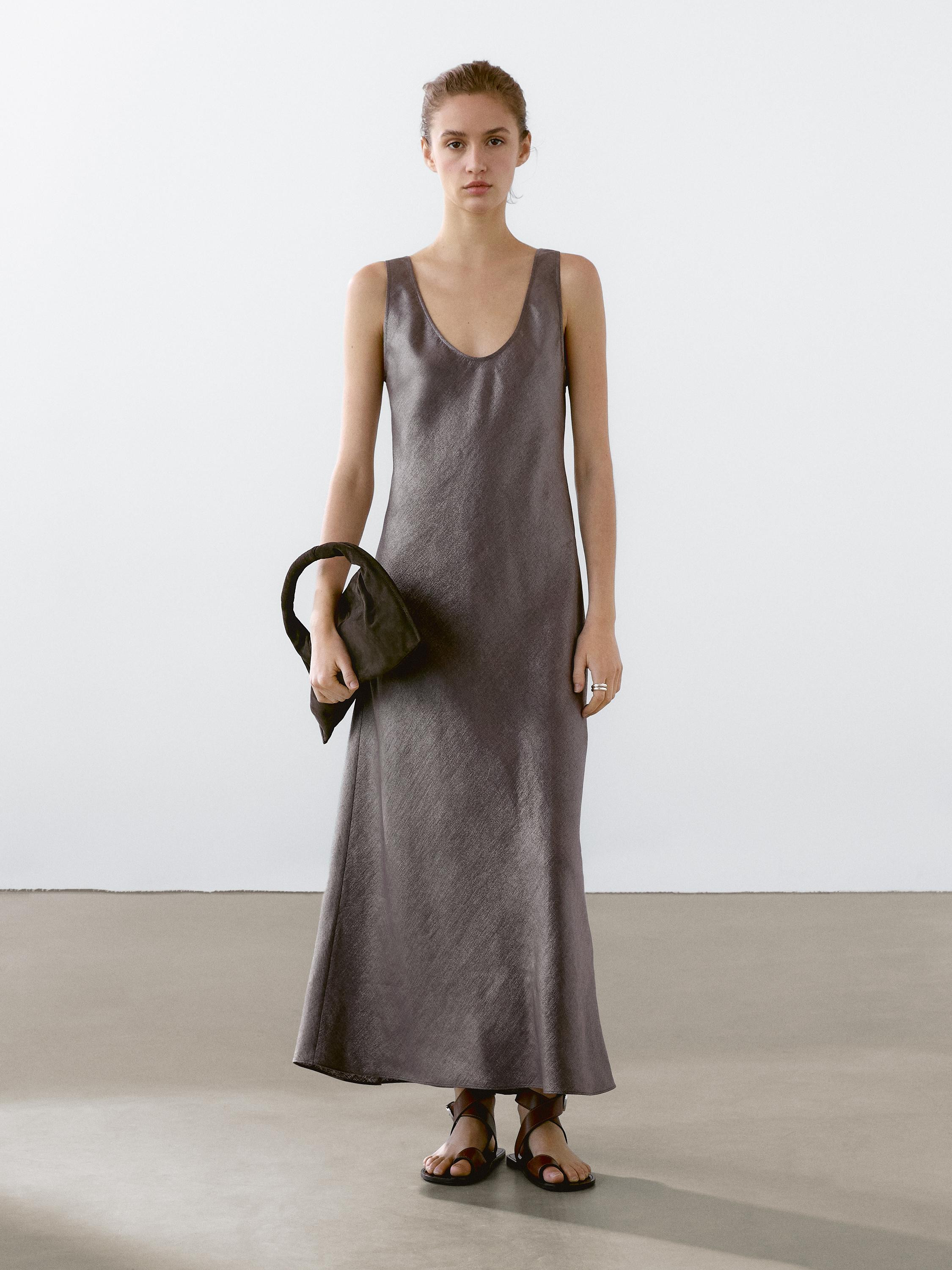 Midi dress made of linen blend fabric with a round neckline. Rundausschnitt an Kragen und Rücken... | Massimo Dutti DE