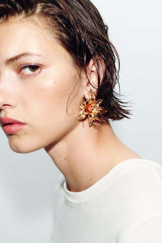 EMBOSSED FLORAL BUTTON EARRINGS | Zara US