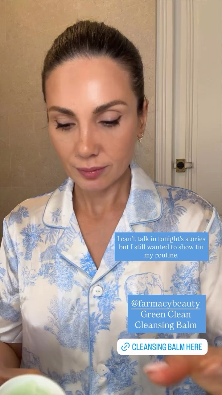 I can’t talk in tonight’s stories but I still wanted to show tiu my routine. @farmacybeauty 
Green Clean 
Cleansing Balm