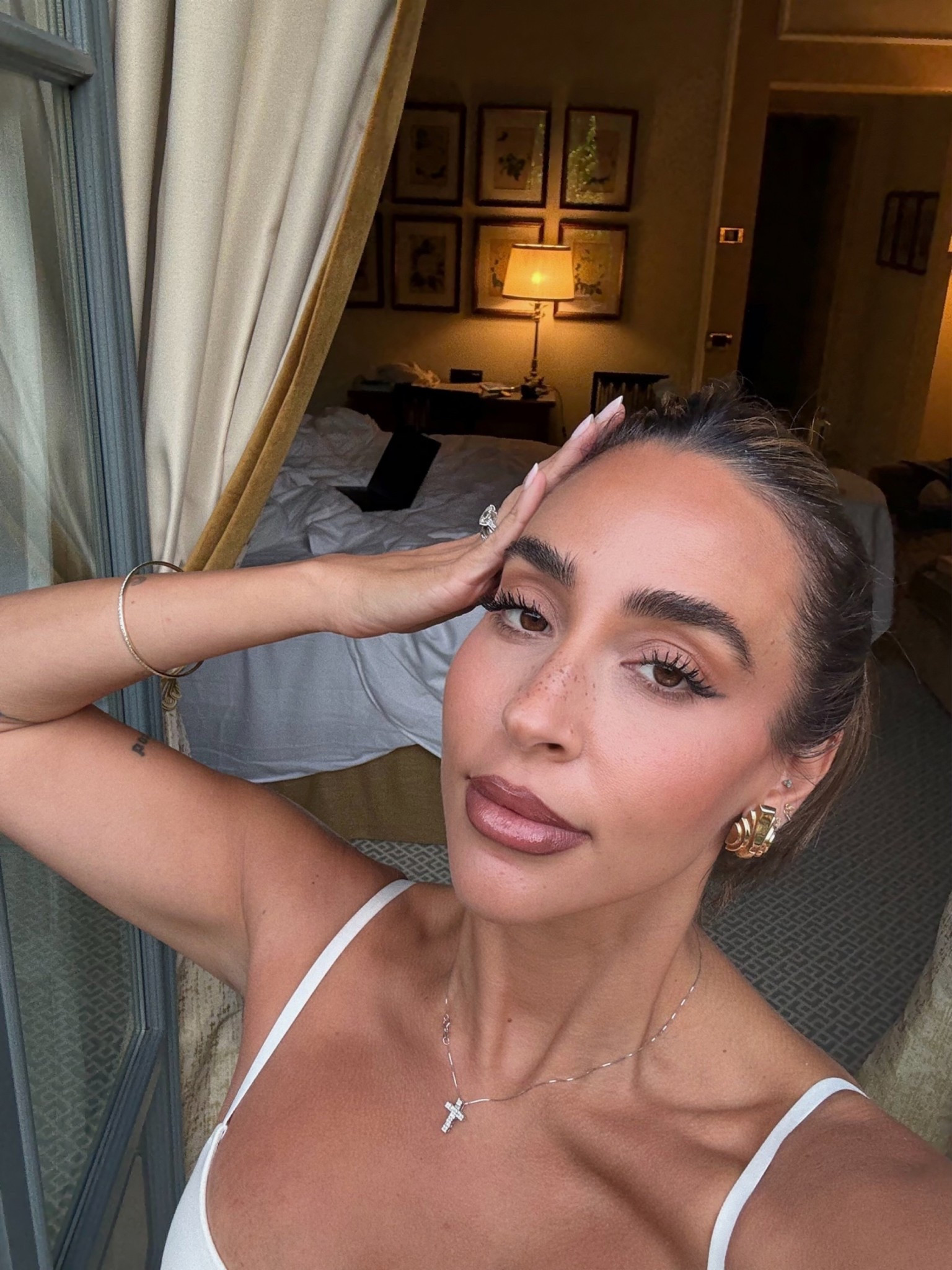 Alastin sunscreen 
Perfector n3
Dibs duo shade 3
Tea time + debrief with clear gloss 
Spice gal 
Freckle pen
Mascara 
Urban decay liner 