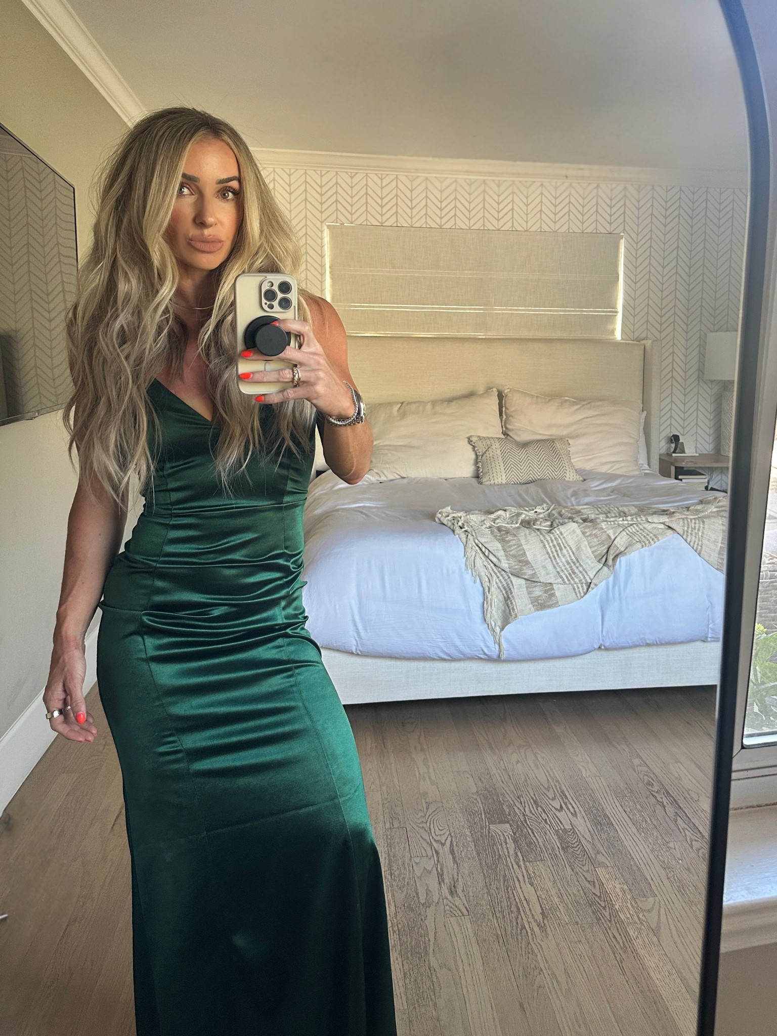 Amazon links for the best hair and tan around! 💇🏼‍♀️: Clip in for the evening!
🏖️ Beach Tan: One layer of Loving Tan Platinum, followed by one layer of Bondi Sands