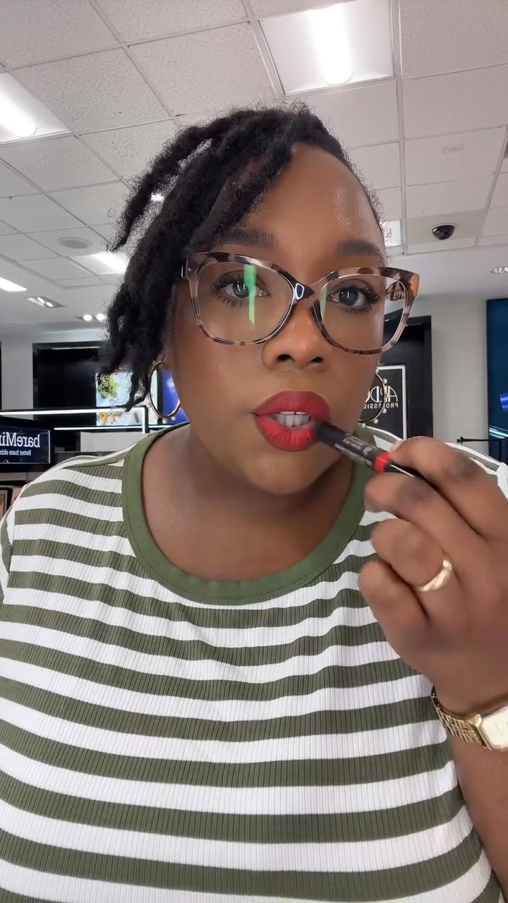 Taking a moment to be bold 💋

I love a good red lip combo — for this look I used my all time favorite brown lip pencil from @maccosmetics Chestnut for definition and the red lippie is Stiletto  by @nudestix 

The pop of color had people complimenting me all day to be honest, an I kinda liked it haha