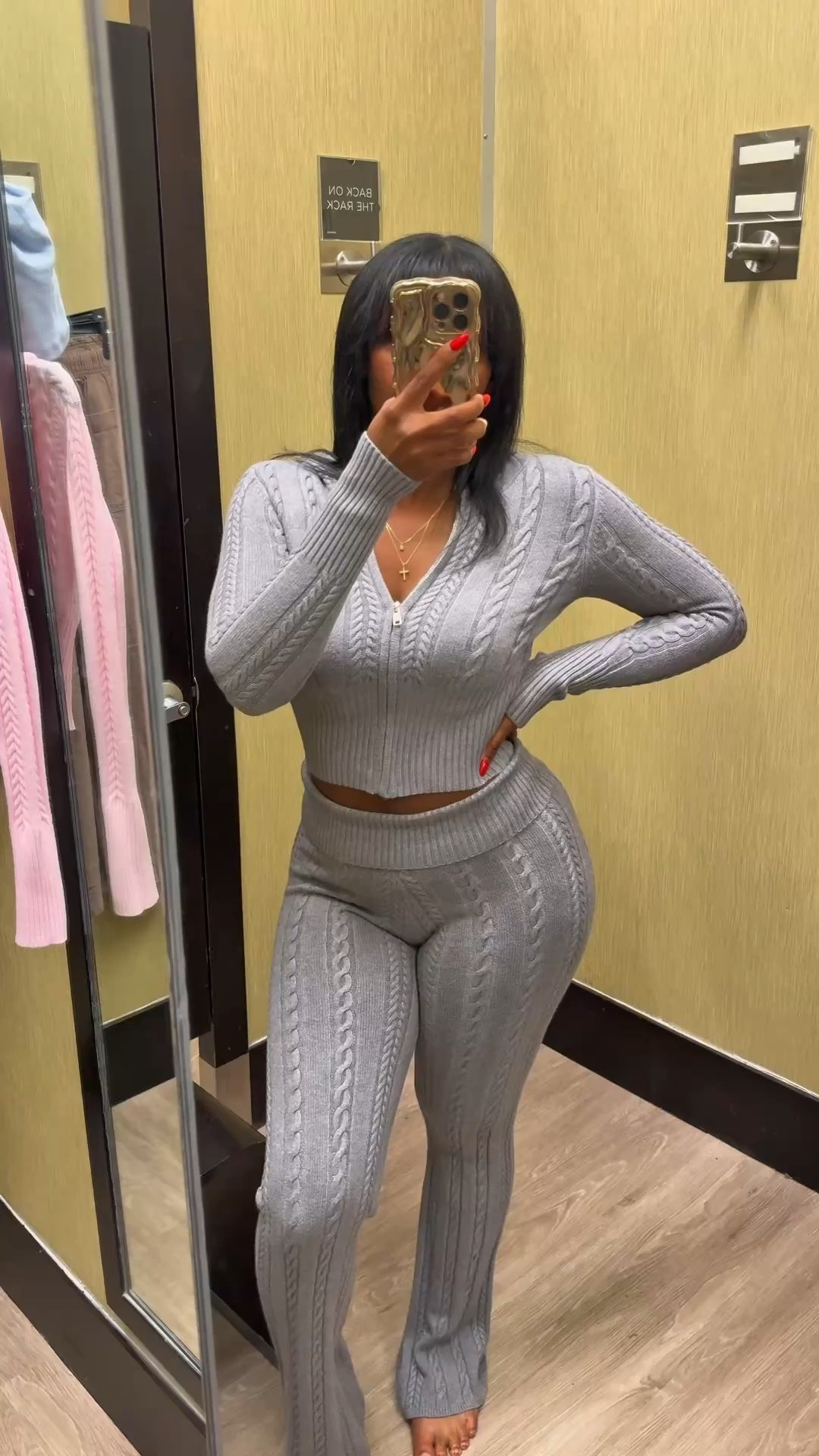 The perfect airport outfit 👀

This set is comfortable, stretchy, and still gives a clean, put-together look.

Wearing:
Top small
Bottoms medium

For reference:
5’5 | 163 lbs