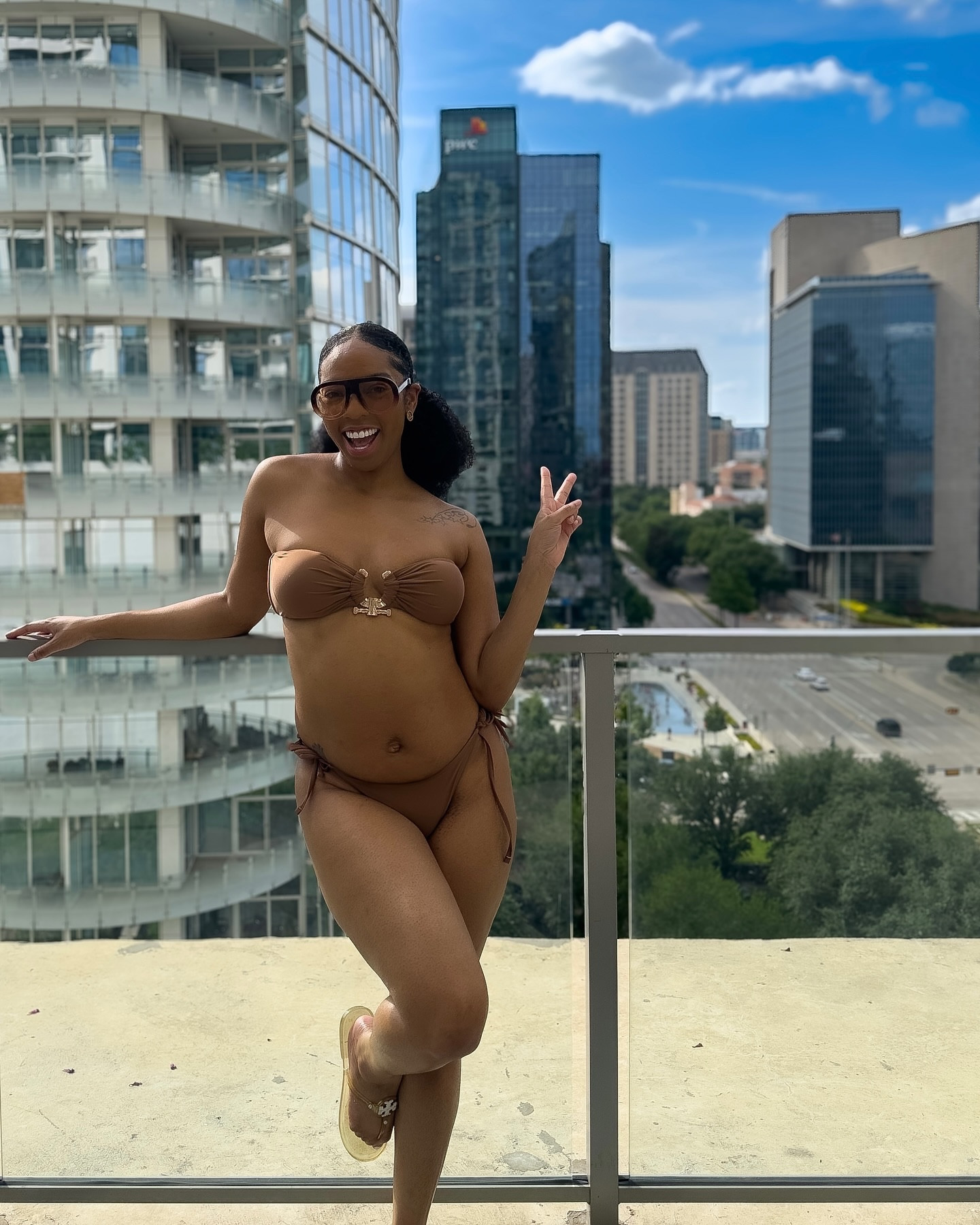 I’m the pretty brown brown that’s drivin him wild. 🤎💋

#dallas #thingstodoindallas #dallasfortworth #dallastx #dallasinfluencer #dallascontentcreator