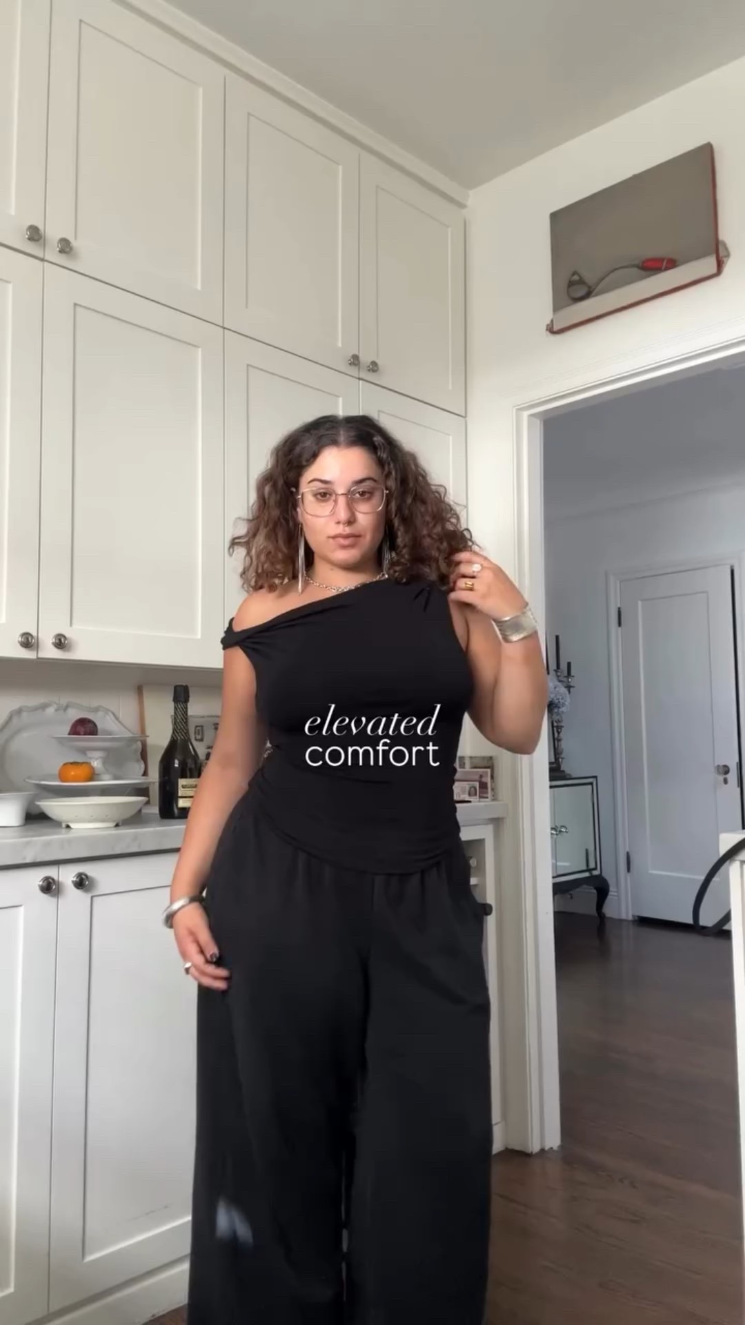 Styling sweats this cozy season 

Outfit Details:
@uniqlousa sweats
@oakandfort top
@shopisalis jacket
@baggu bag