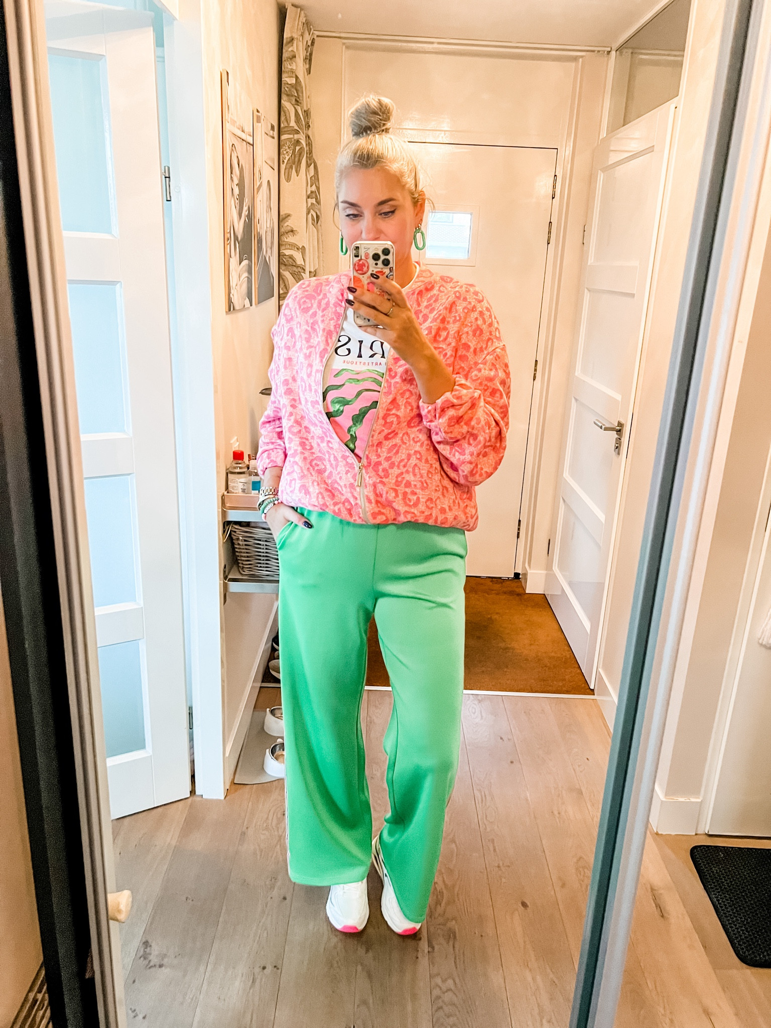 Ootd - Thursday. Green wide legged side striped trousers (Loavies), printed t-shirt (old H&M), pink leopard print bomber jacket and Skechers sneakers. 



#LTKeurope #LTKautumn #LTKnederlands