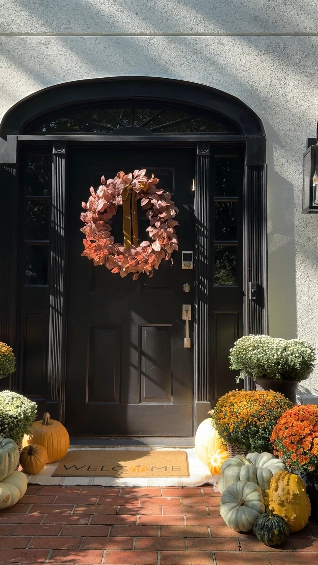 all pumpkins and mums are real from Pikes nurseries, but i’ve linked a few faux options below! 



fall front porch, fall entryway, halloween, fall decor, entryway styling 