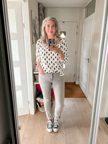 Outfits of the week

Tuesday. A beige and black graphic print sweater (UK20) paired with light grey straight jeans (UK12/long) and black converse all stars. 



#LTKeurope #LTKcurves #LTKstyletip