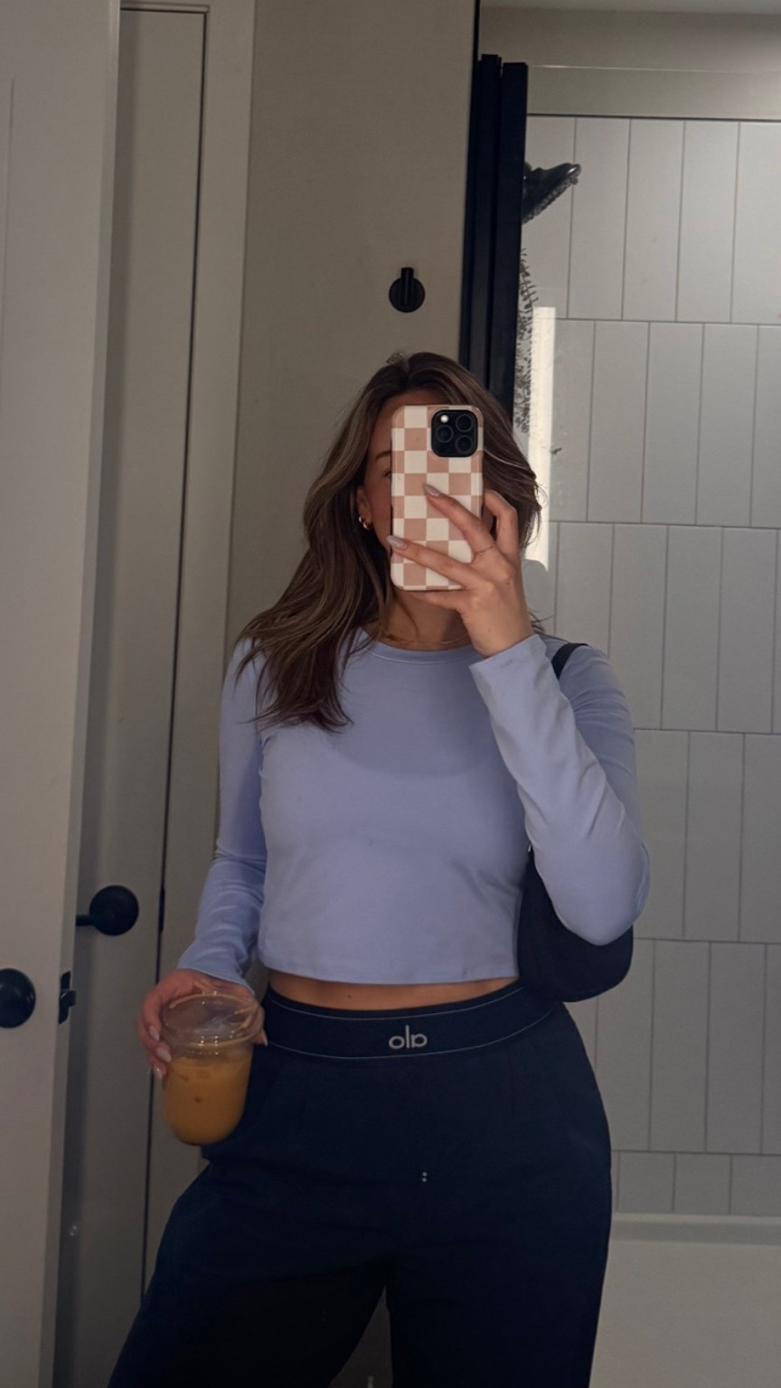 full alo fit :) I’m a medium in top + bottom!