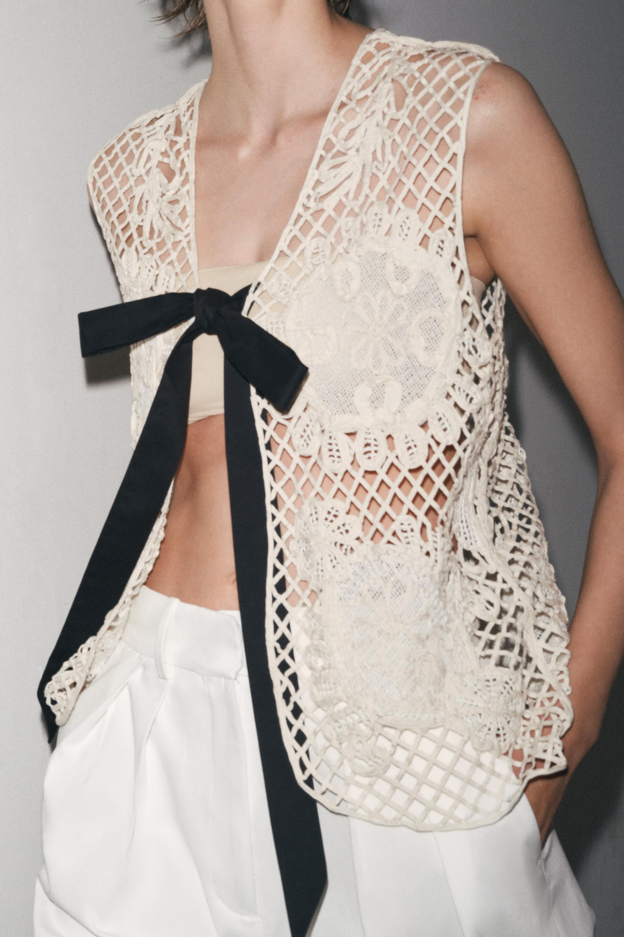 CONTRAST EMBROIDERY NET VEST | Zara US