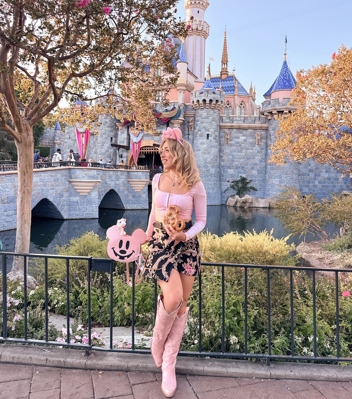 living our disney daydreams in pink 🎀👯‍♀️✨ pretzels, cute halloween mickey bags & the best conversations 🐭💕 because everything’s better with your disney bestie by your side 🌸🏰

who else agrees that disney days = the best days? 💖

🏰🐭🌸🎀✨

#disneylandstyle #disneyday #disneybesties #halloween #fallvibes #disneylandhalloween #fallvibes #spookyseason #fallactivities #disneyland #disneylover #disneystyle #disneyoutfit #halloweendisney #bestiegoals #disneylandday #pinkaesthetic #pinterestaesthetic #pinterestinspiration #pinterestgirls #pinterestinspired