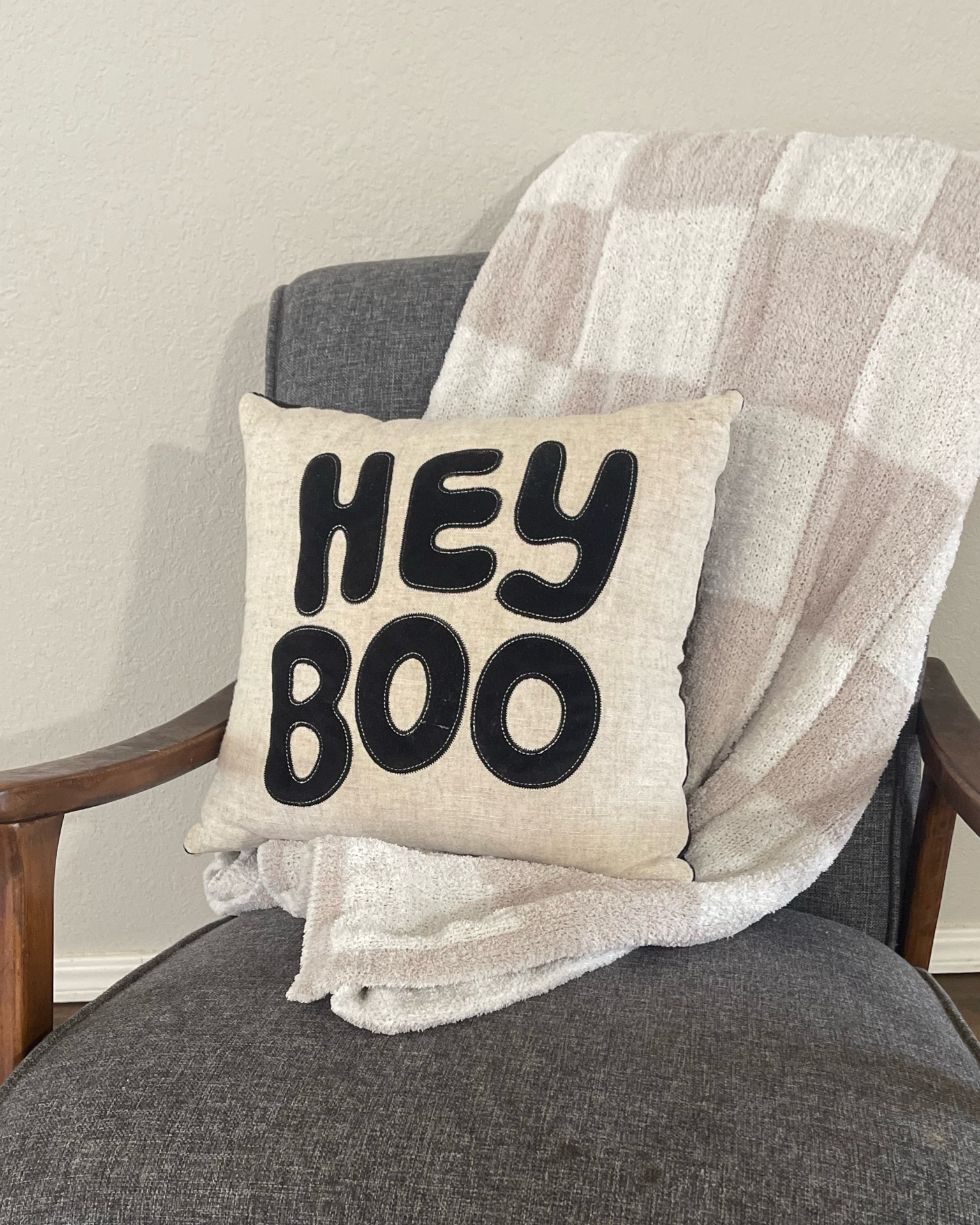 HALLOWEEN | HOME | BLANKET | PILLOW | HOLIDAY DECOR | HOLIDAY HOME | CHECKERED | NEUTRAL HOME DECOR | NEUTRALS | 

#neutralhalloween #holidayfinds 

#LTKHalloween #LTKSeasonal #LTKhome