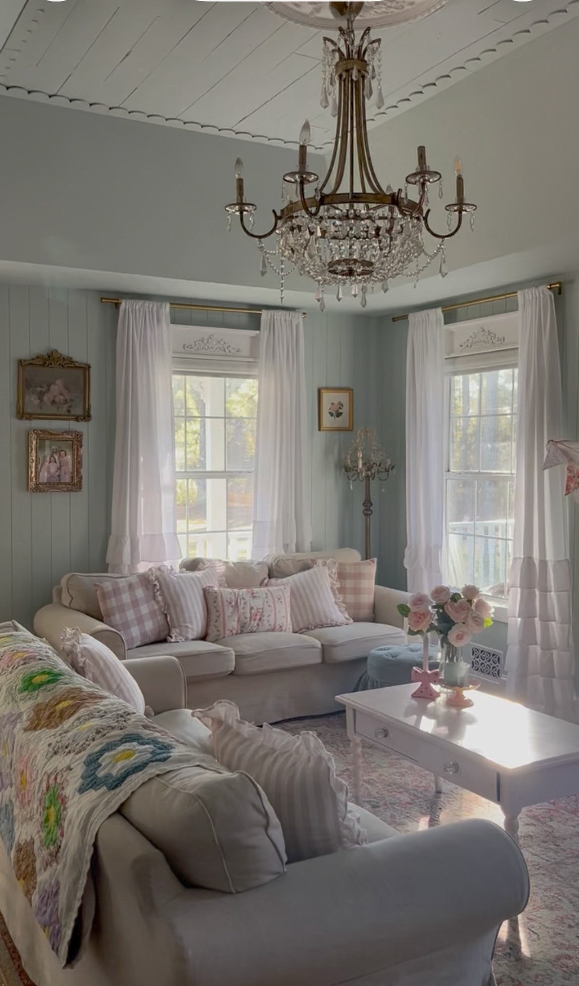 Cottage living roomm

#LTKstorytime #LTKSeasonal #LTKHome