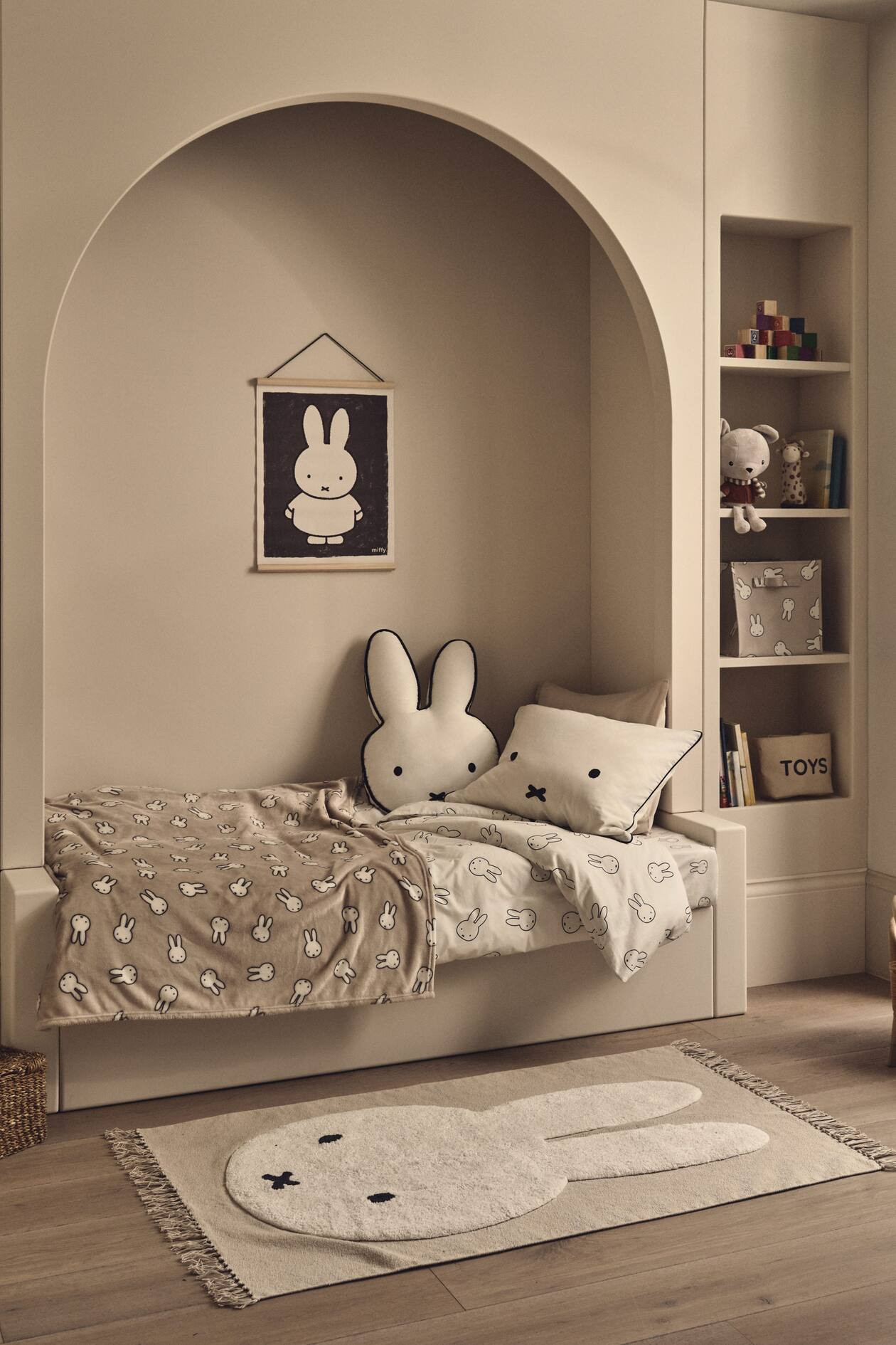 Children's Poster and Poster Hanger - White/Miffy - Home All | H&M US | H&M (US + CA)