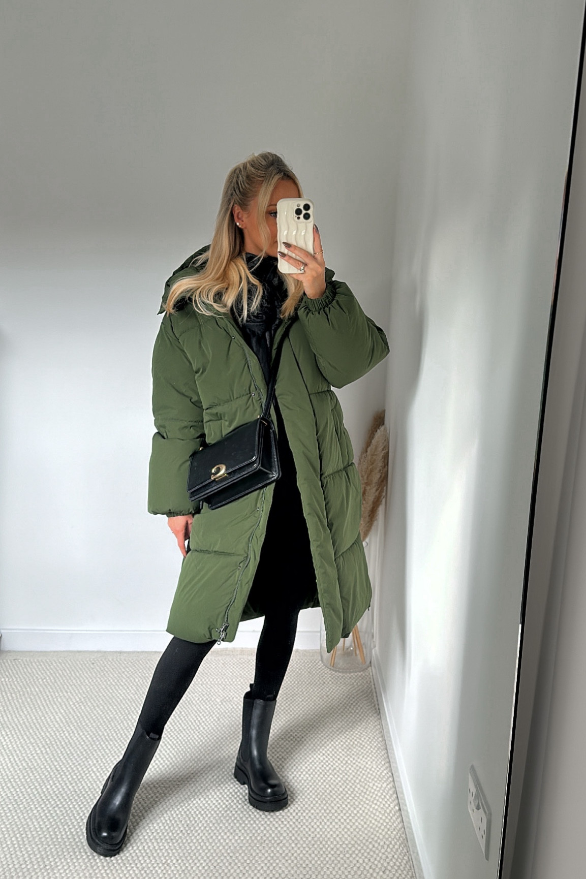 Guys if you’re looking for a good thick padded coat for winter look no further!! This one is great I’m wearing an XS it’s super warm and also in other colours 