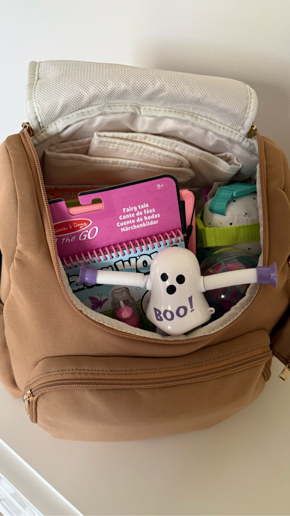 What’s in my toddlers car bag! Everything we keep in the car for my 2 year old to avoid screen time. #toddlertravel #roadtripwithkids #momhack