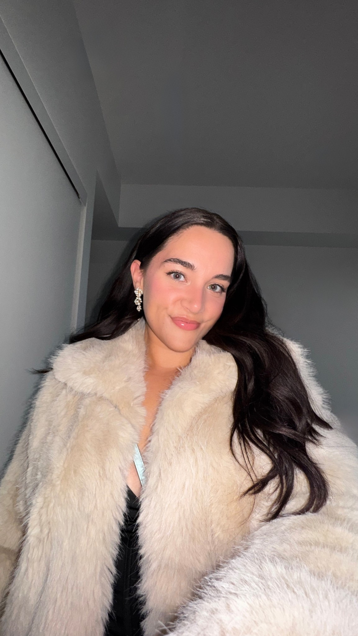 Channeling my inner showgirl for a listening party! Faux fur is from Garage last winter and I love the glam if these Olive & Piper earrings ✨

#LTKstyletip #LTKcanada #LTKpartywear