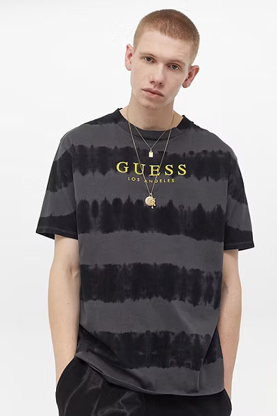 GUESS Originals  – Gebatiktes T-Shirt in Schwarz von UO Exclusive | Urban Outfitters (EU)