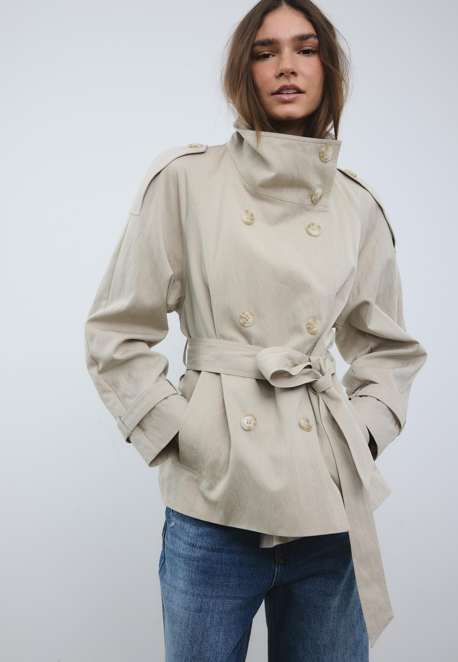 Kurzer Trenchcoat mit Stehkragen - Stradimarket für Damen | Stradivarius Deutschland | Stradivarius DE