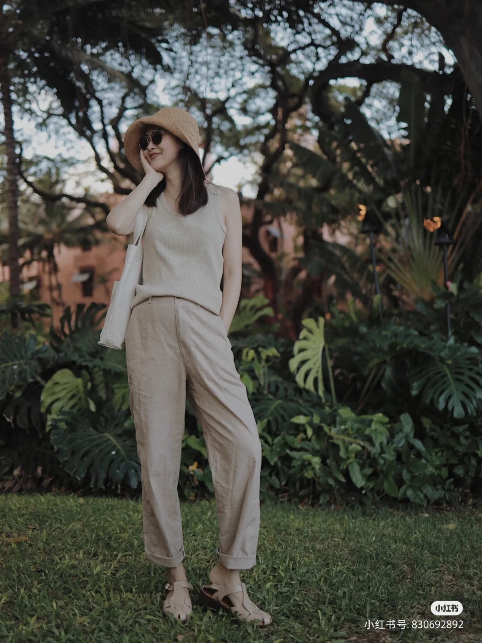 OOTD夏威夷 孕26W穿搭 温柔米色系

#笔记灵感 #小个子穿搭
🐚同色系度假穿搭
米色温温柔柔哒
加上帆布包和草帽度假感满满

🐚上衣裤子都是在优衣库顺手买的
亚麻裤子有松紧带 也不包腿
对小孕妇友好显瘦

🐚米色背心颜色高级 弹性也超大
本来这身没报太大希望显瘦
但穿上效果还是不错的！

🌴拍摄背景是Sheraton酒店的一块小草坪
配合后面的热带植物和粉色墙面
有种热带雨林的神秘感
好喜欢呀！
#LTKchina #LTKasia

#LTKstyletip #LTKfit #LTKtravel