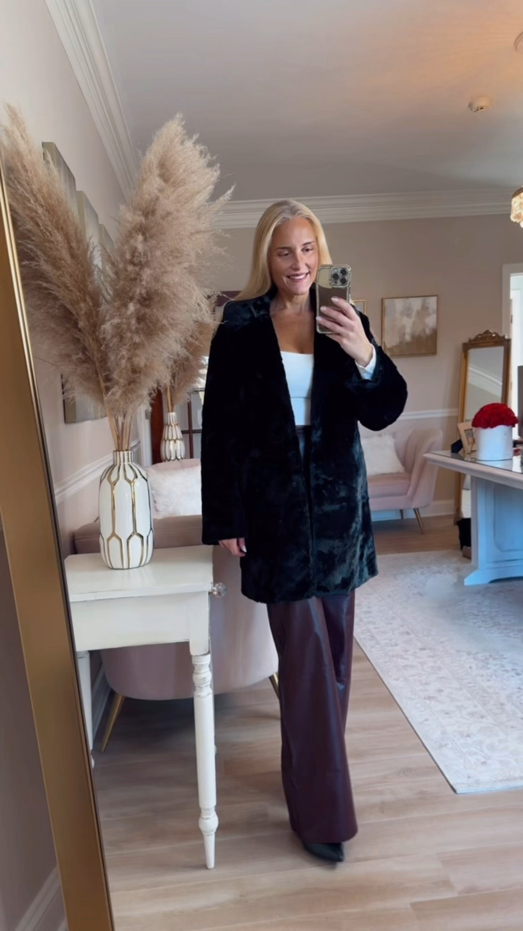 Loving this gorgeous black faux fur coat. The texture is very luxe. Wearing a size XS. Very oversized, you can size down one to two sizes.