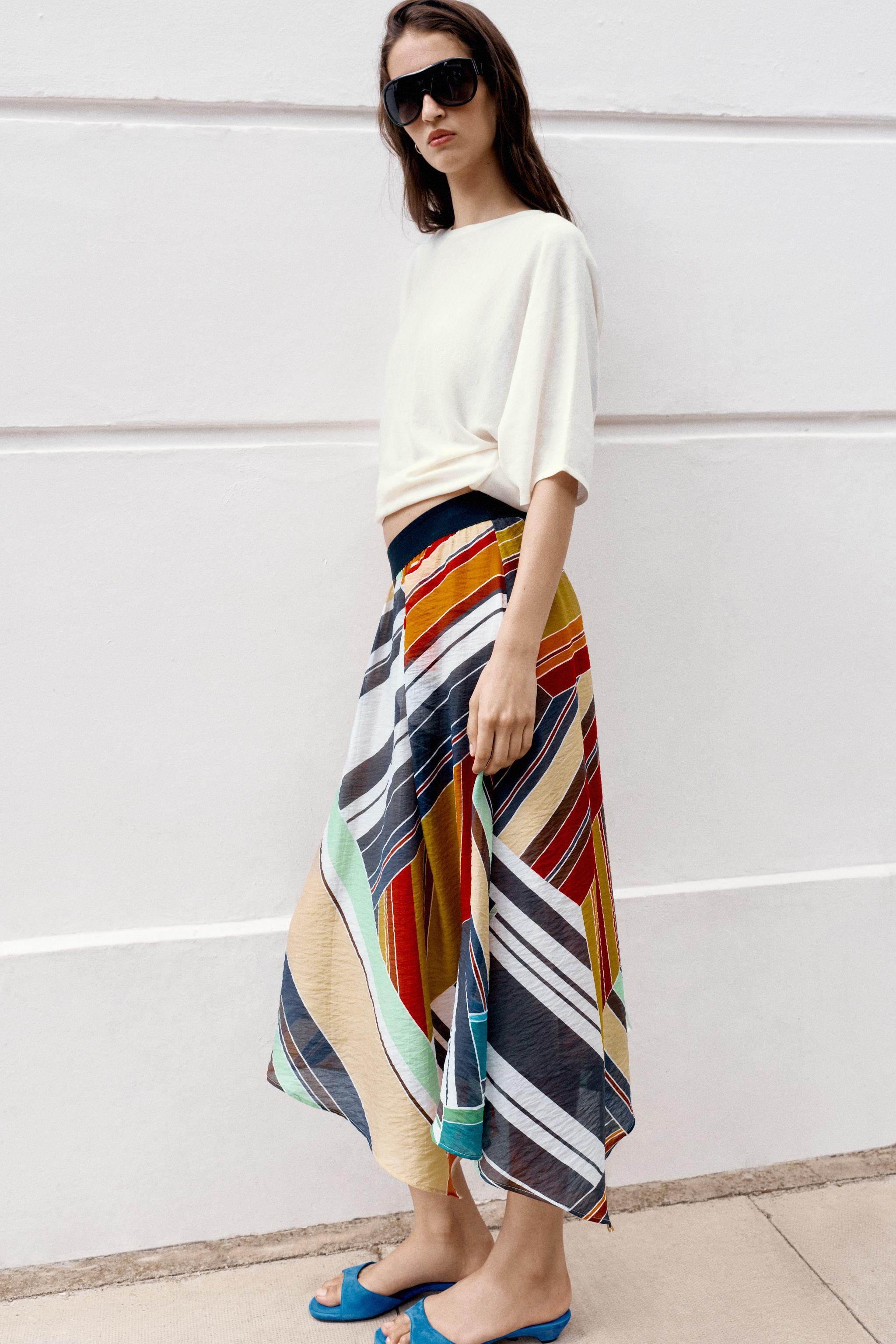Skirt with an elastic waistband. Asymmetric hem. Interior lining. | Zara US