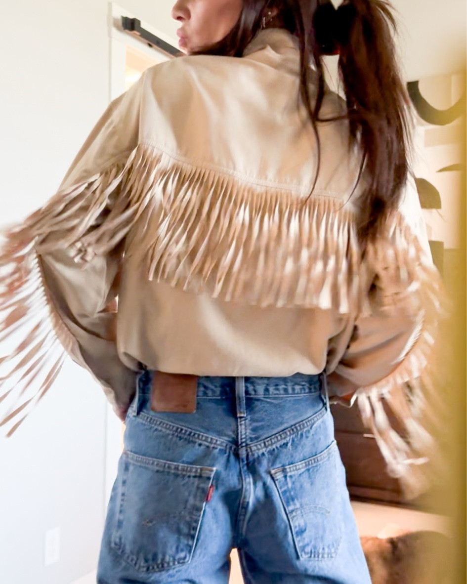 The Levi’s baggy jean really is that girl. Relaxed fit, vintage feel, and somehow makes every outfit look effortless. Paired it with fringe and western textures for a look that feels equal parts cool girl and classic Americana.

Levi’s baggy jean outfit
