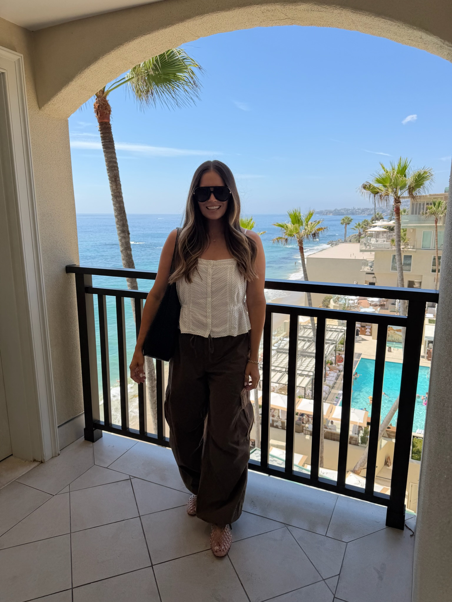 Still soaking in that sea air 🐚

casual outfits, prefall fashion, american eagle, cargo pants, sunglasses, beach outfits, california, britt horton 

 