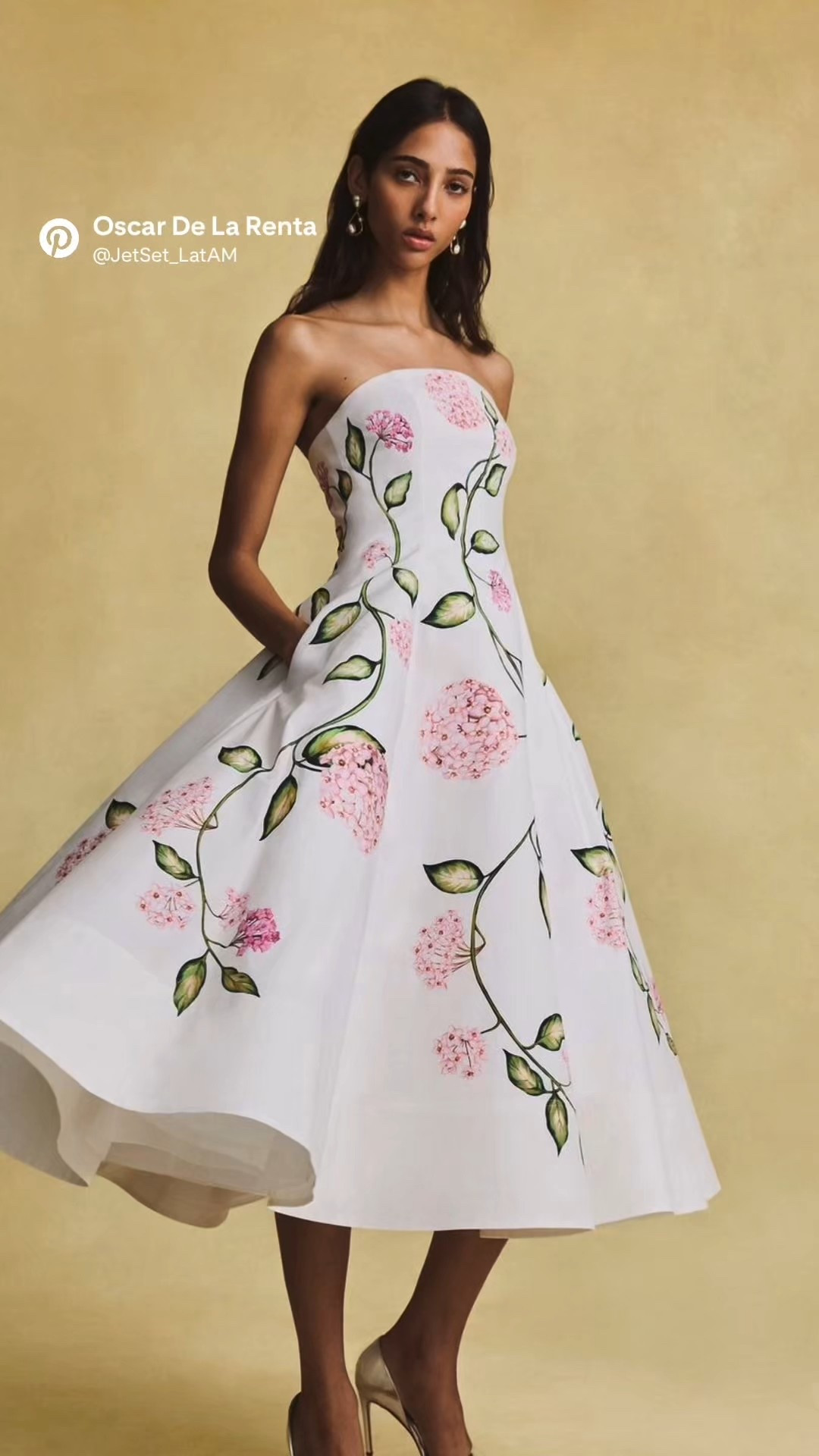 Oscar de la Renta Spring 2026 Collection | Floral Lace & Romantic Silhouettes

Oscar de la Renta’s Spring 2026 collection arrives in full bloom—delicate lace, soft botanical prints, and sculptural romantic silhouettes crafted with the house’s signature elegance. This season blends effortless movement with couture-level detail, making each piece a timeless expression of quiet luxury.
Save this collection for spring outfit inspiration, runway trends, floral dresses, and new-season couture styling ideas.



#LTKSeasonal #LTKGiftGuide #LTKCyberWeek