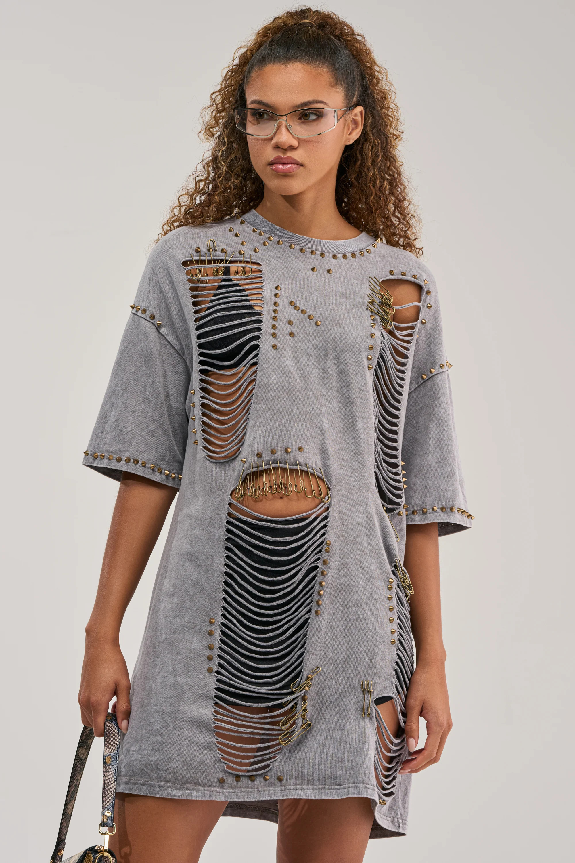 MARGOT DISTRESSED STUDDED SHORT SLEEVE TEE IN GREY | AKIRA