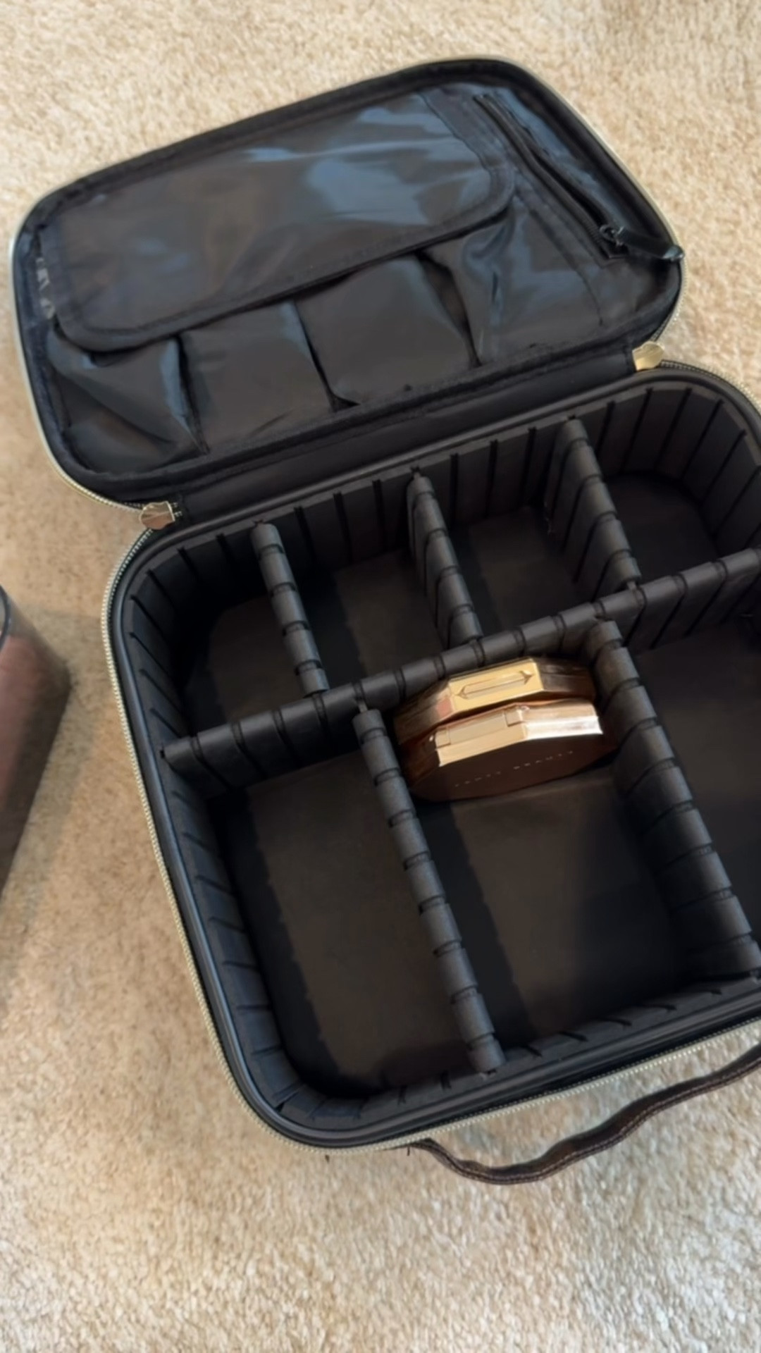 Traveling makeup case & makeup mirror is my must haves ❤️